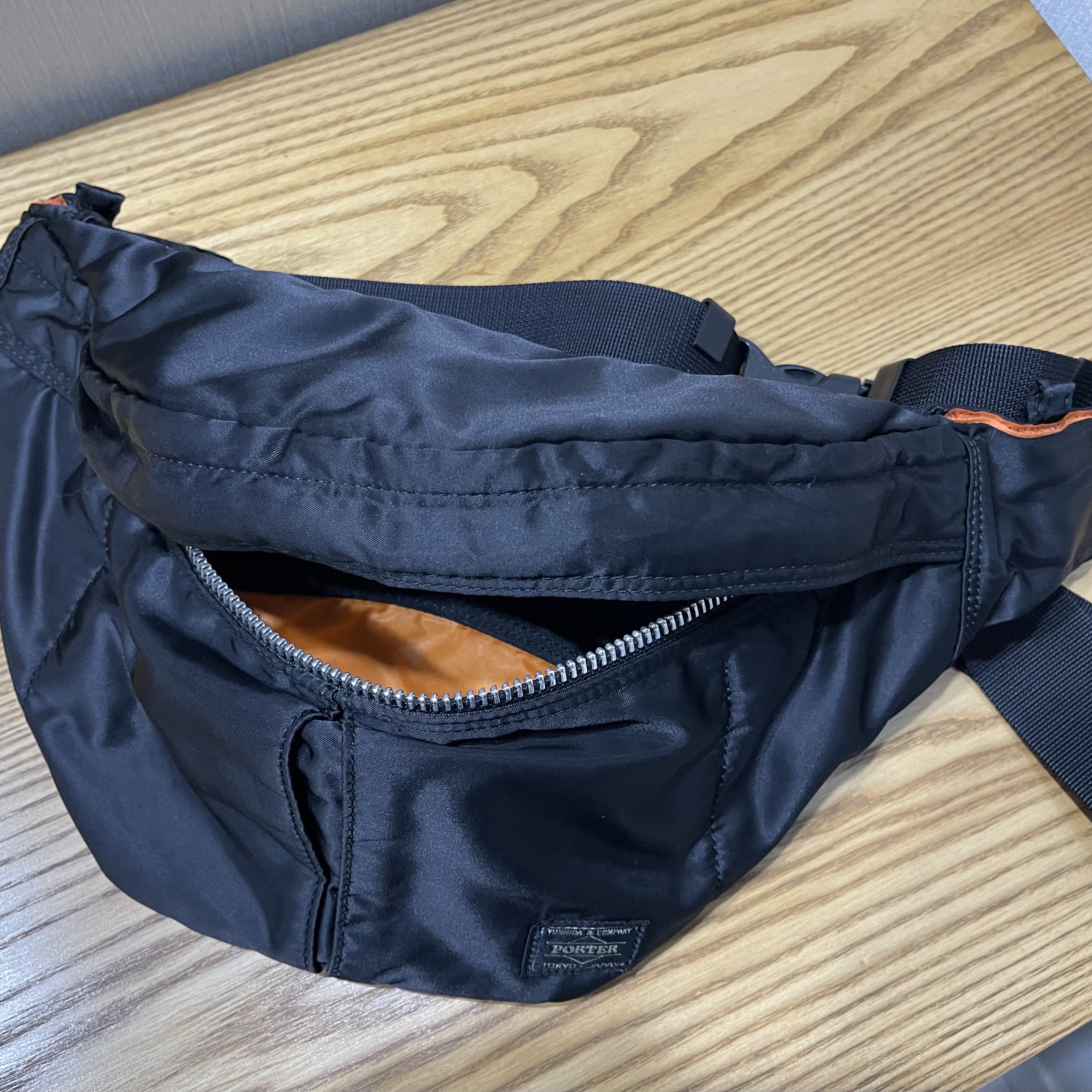 Porter Tanker Waist Bag S Black 착용 스타일