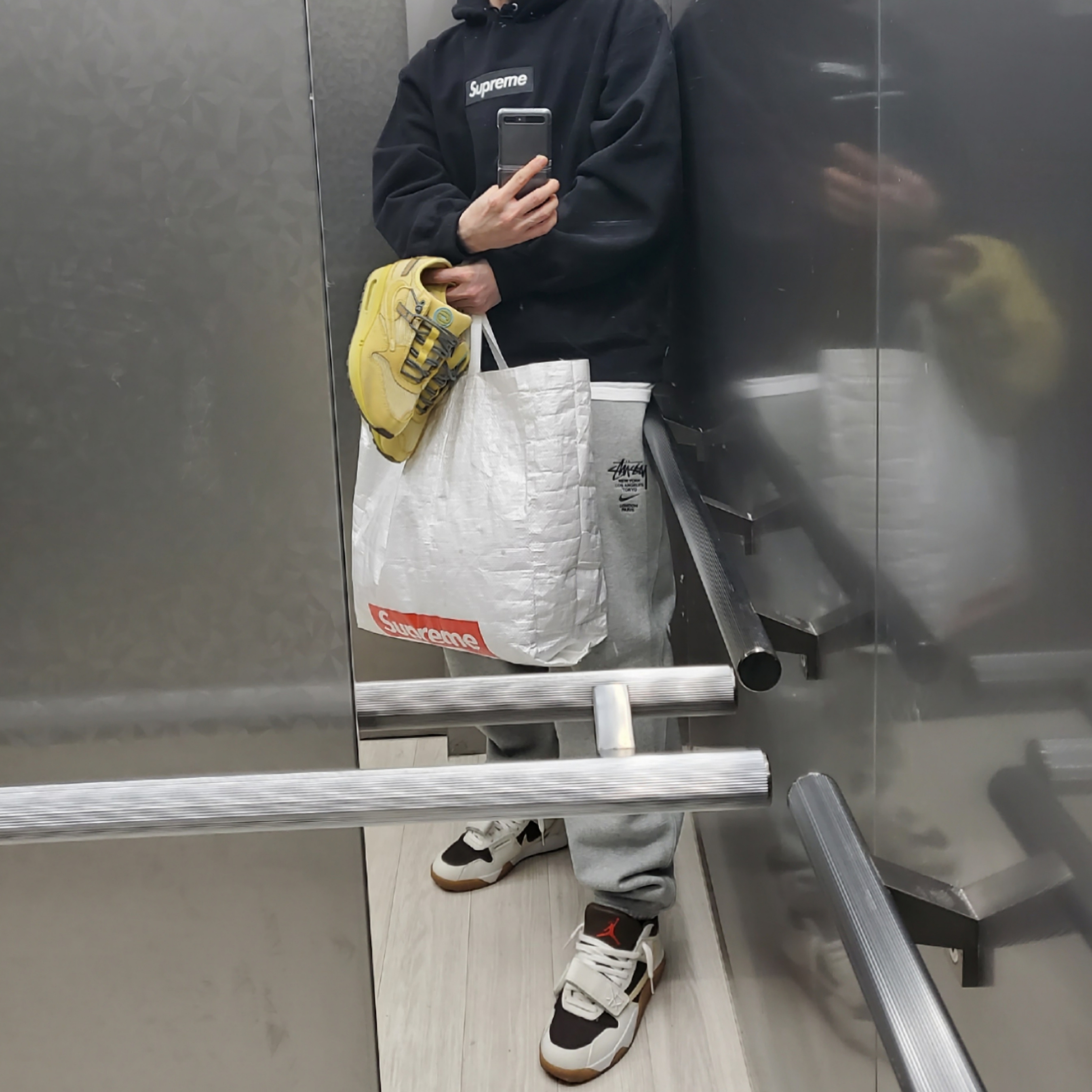 Jordan x Travis Scott Jumpman Jack TR Sail and Dark Mocha, Supreme Box Logo Hooded Sweatshirt Black - 24FW 착용 스타일