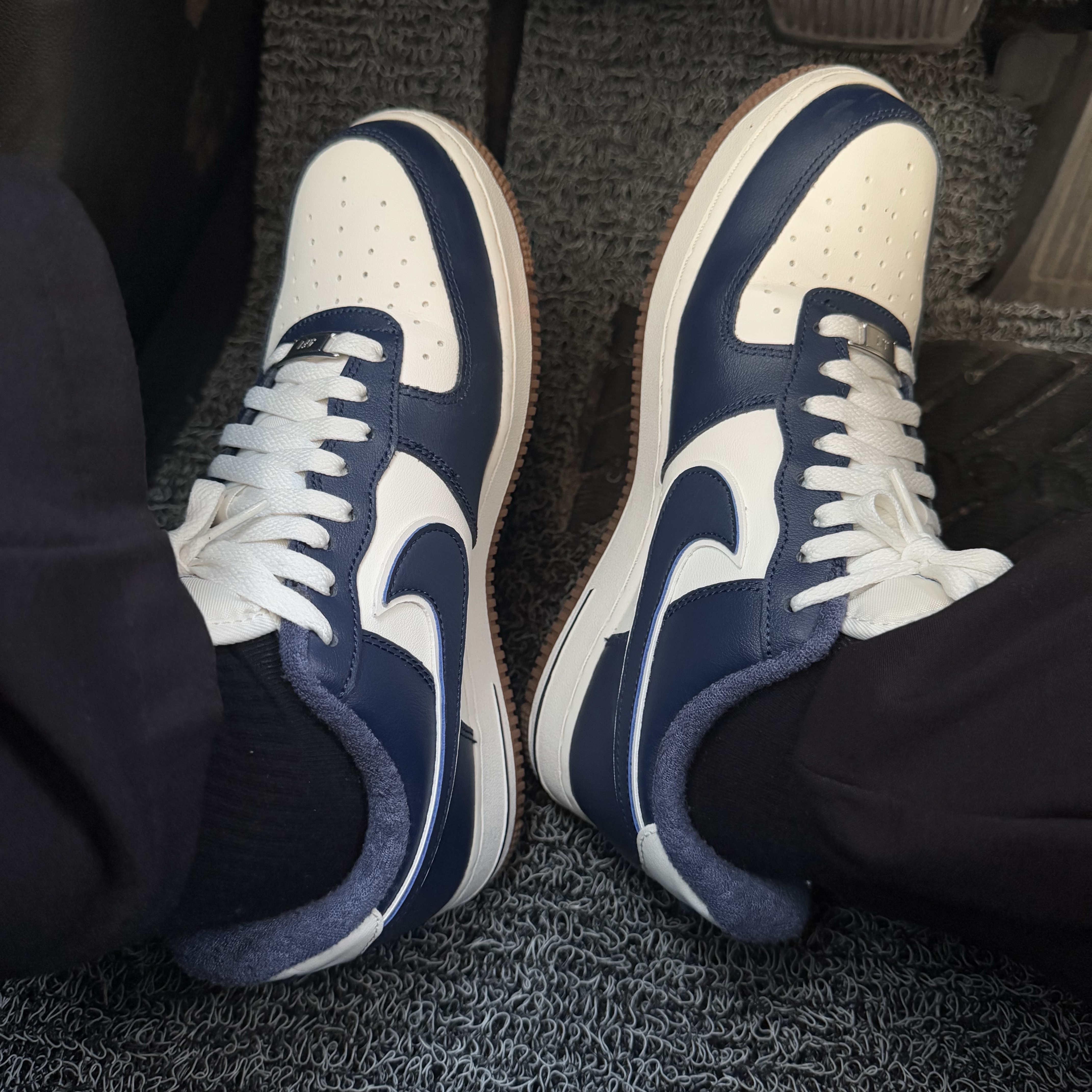 Nike Air Force 1 '07 LV8 Midnight Navy 착용 스타일
