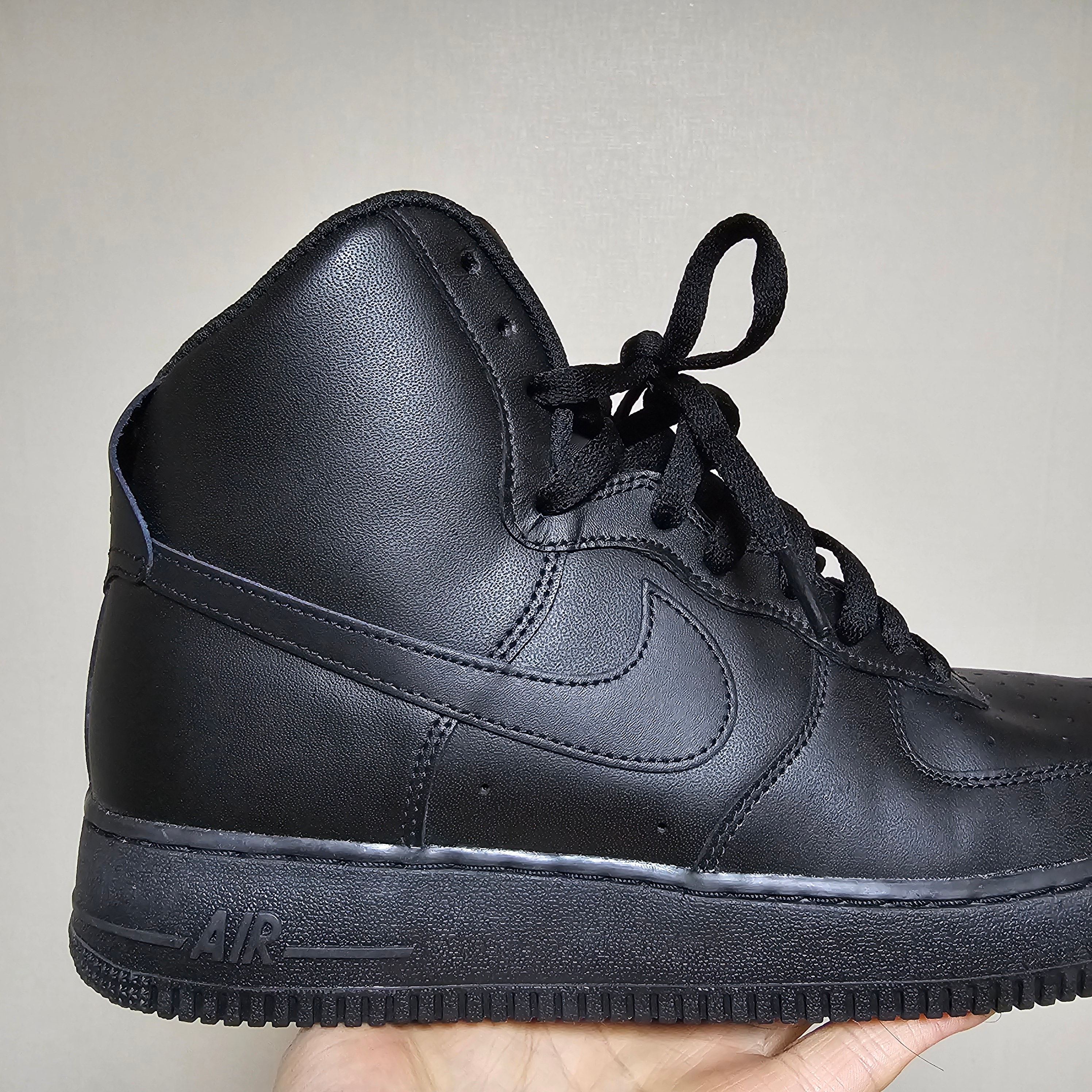 Nike Air Force 1 High '07 Triple Black 착용 스타일 - 2