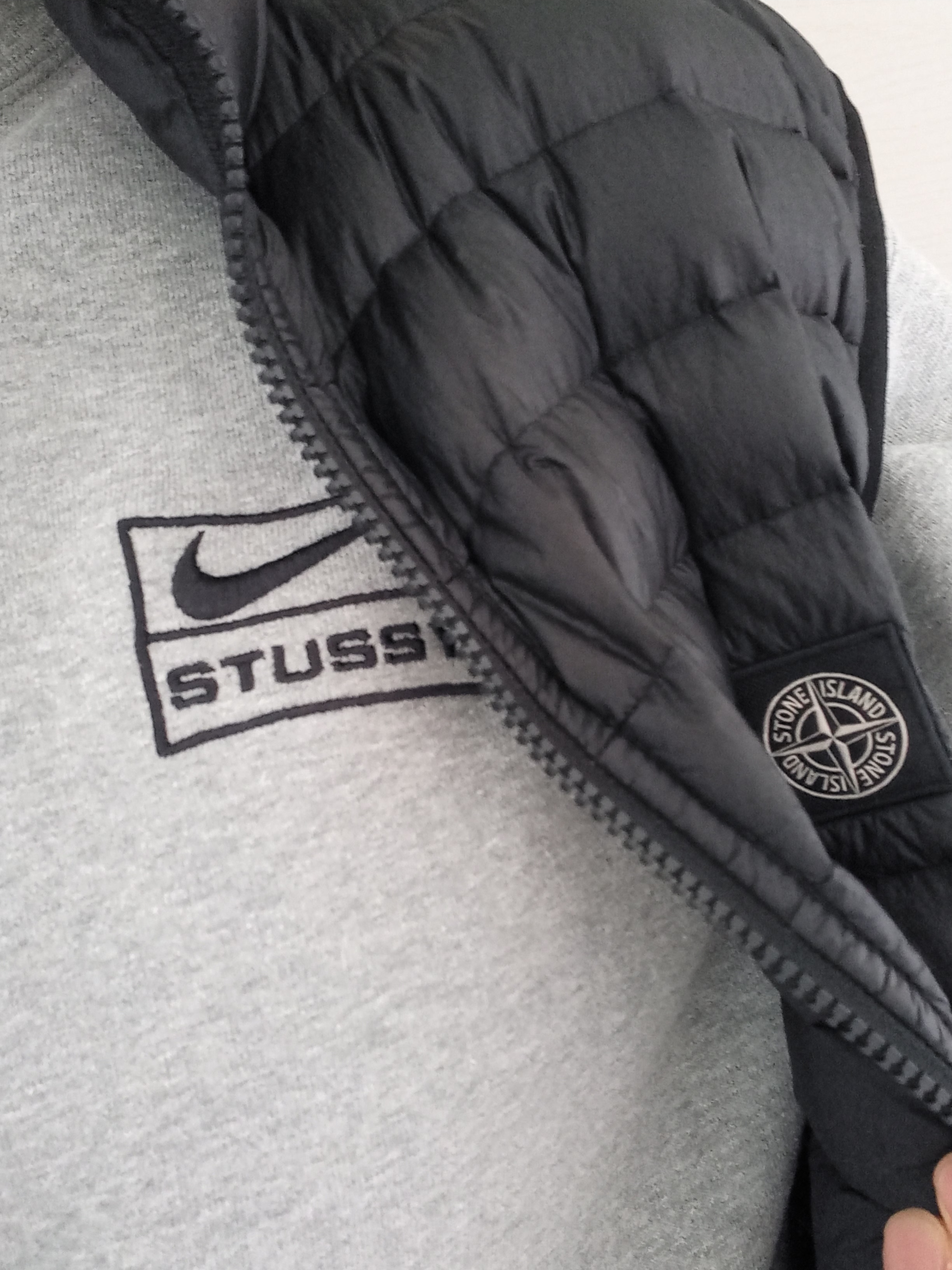 Arc'teryx Atom Heavyweight Hoody Black, Nike x Stussy NRG Fleece Crewneck Dark Grey Heather (DO9337-063) 착용 스타일 - 3