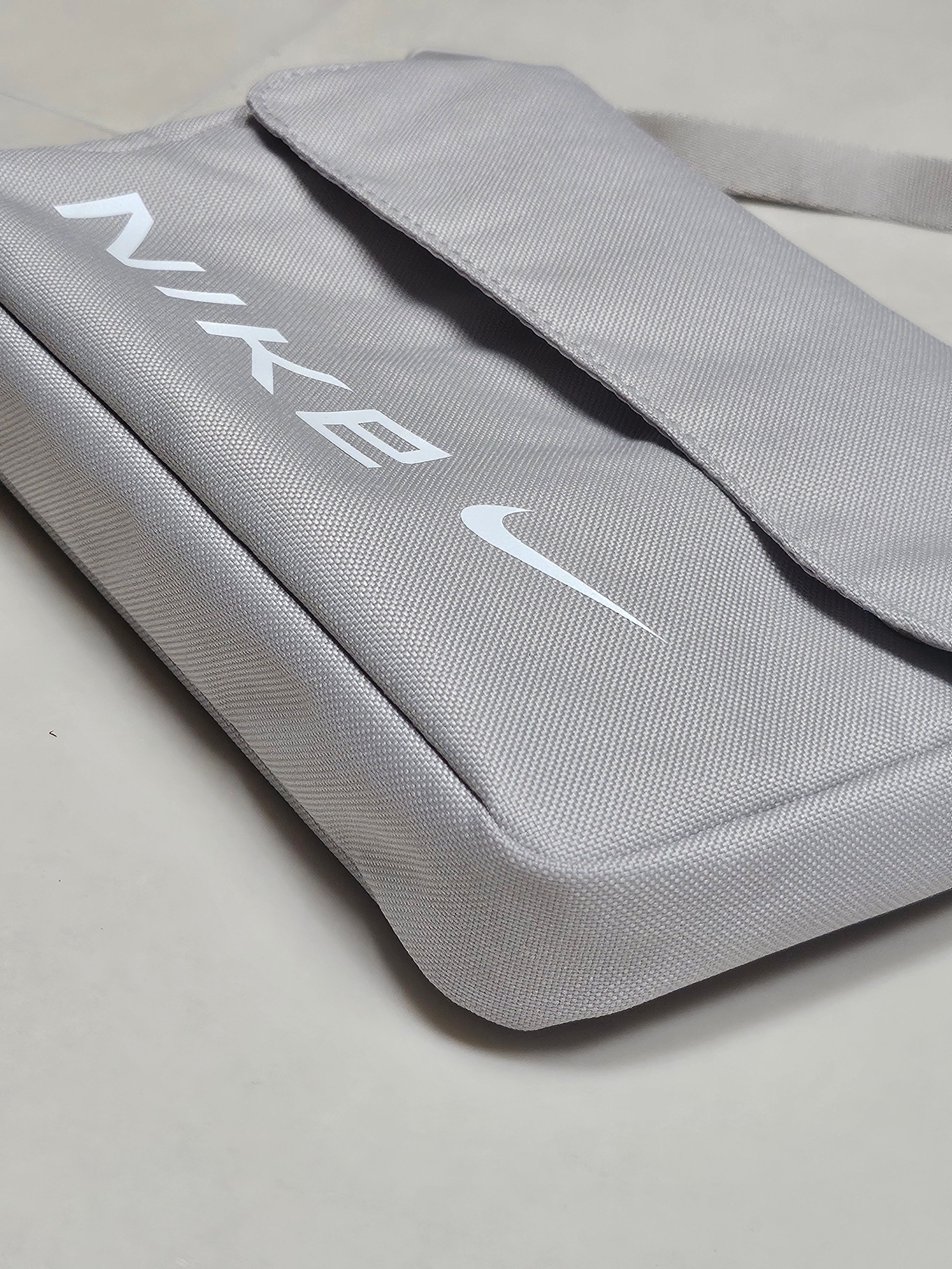 Nike Futura Crossbody Bag 1L Light Iron Or 착용 스타일 - 1