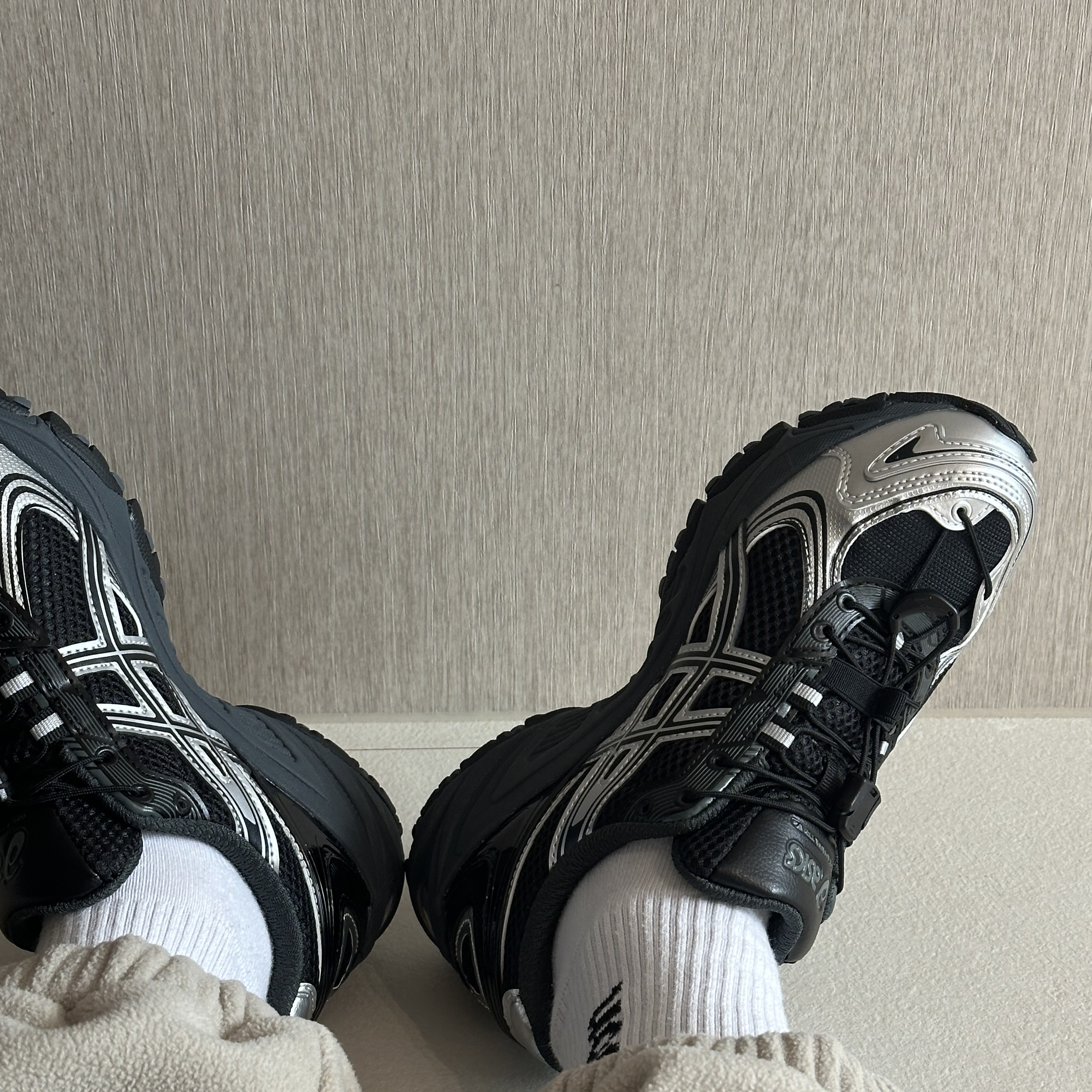 Asics Gel-Kahana TR V4 Carbon Black 착용 스타일