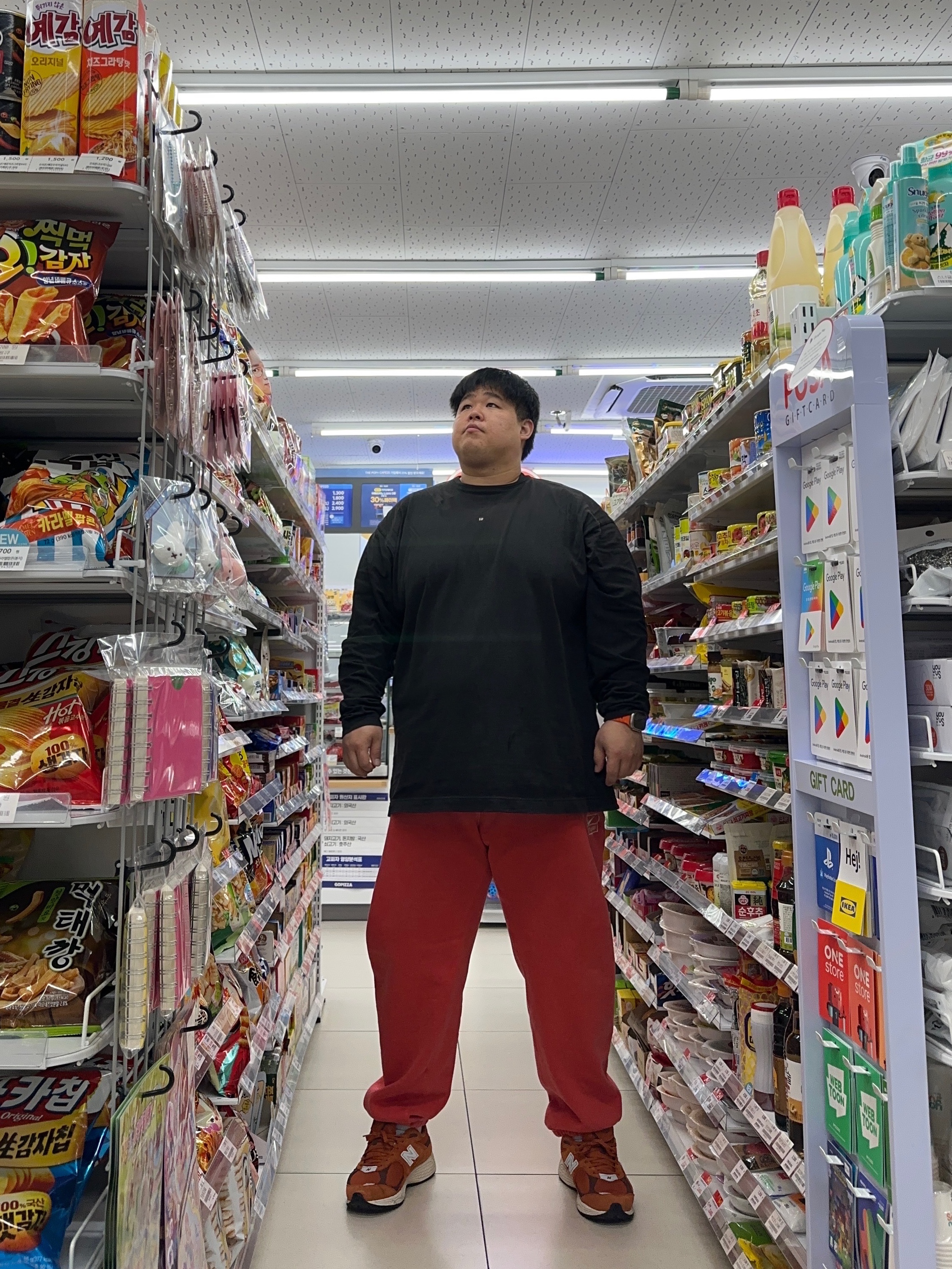 Yeezy Gap Engineered By Balenciaga Logo Long Sleeve T-Shirt Black, Nike x Stussy Pigment Dyed Fleece Pants Habanero Red (FJ9157-642) 착용 스타일