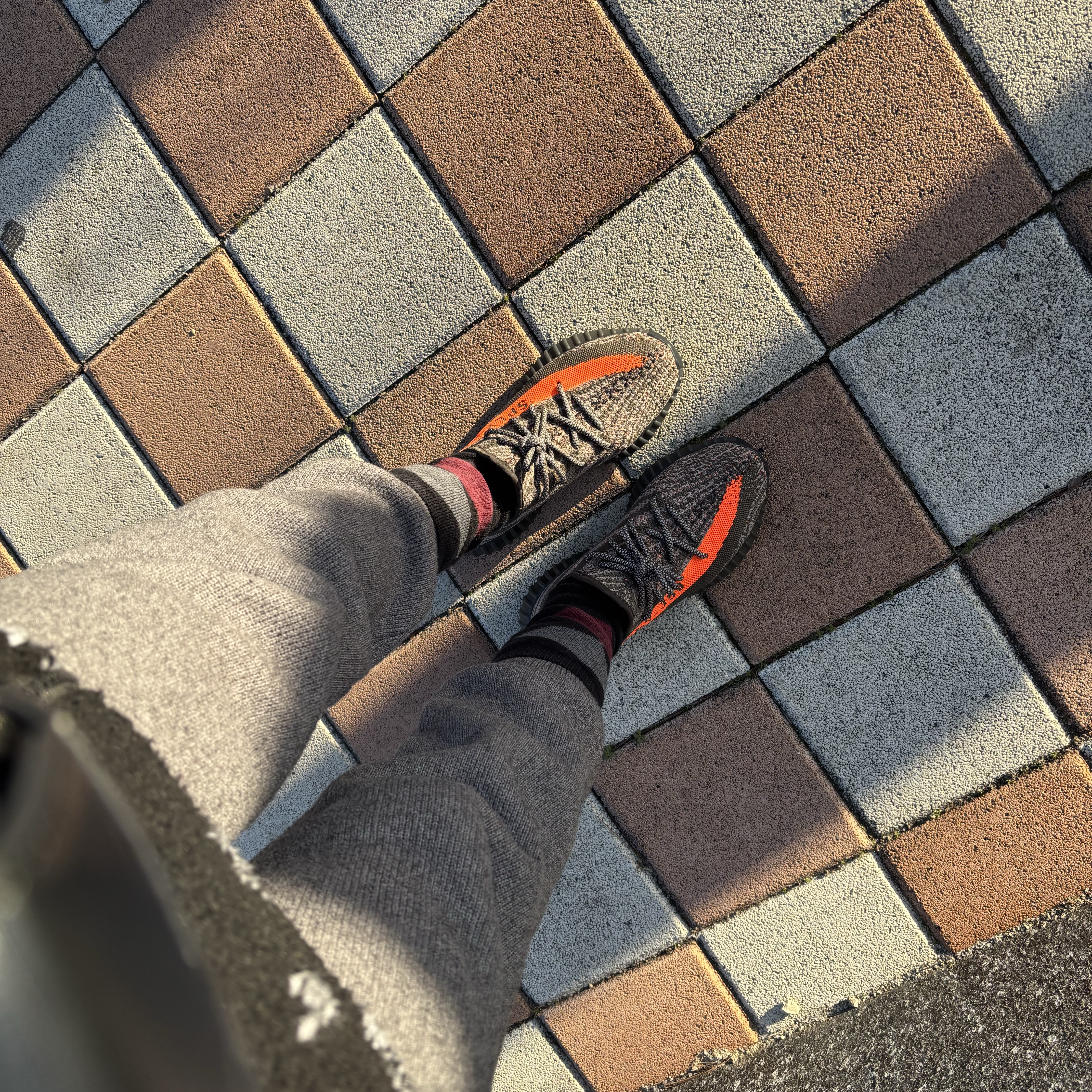 Adidas Yeezy Boost 350 V2 Carbon Beluga 착용 스타일
