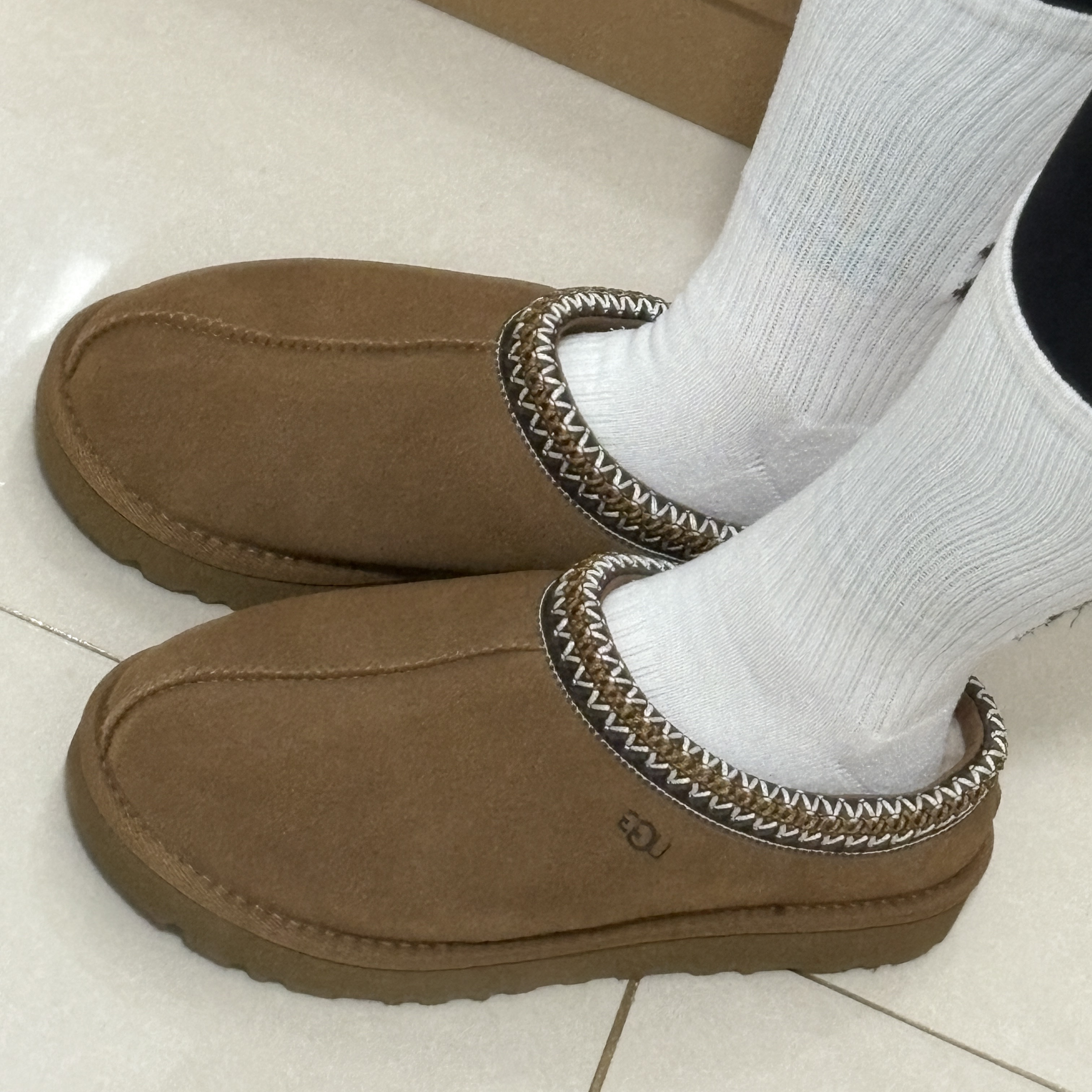 (W) UGG Tasman Slipper Chestnut 착용 스타일 - 2