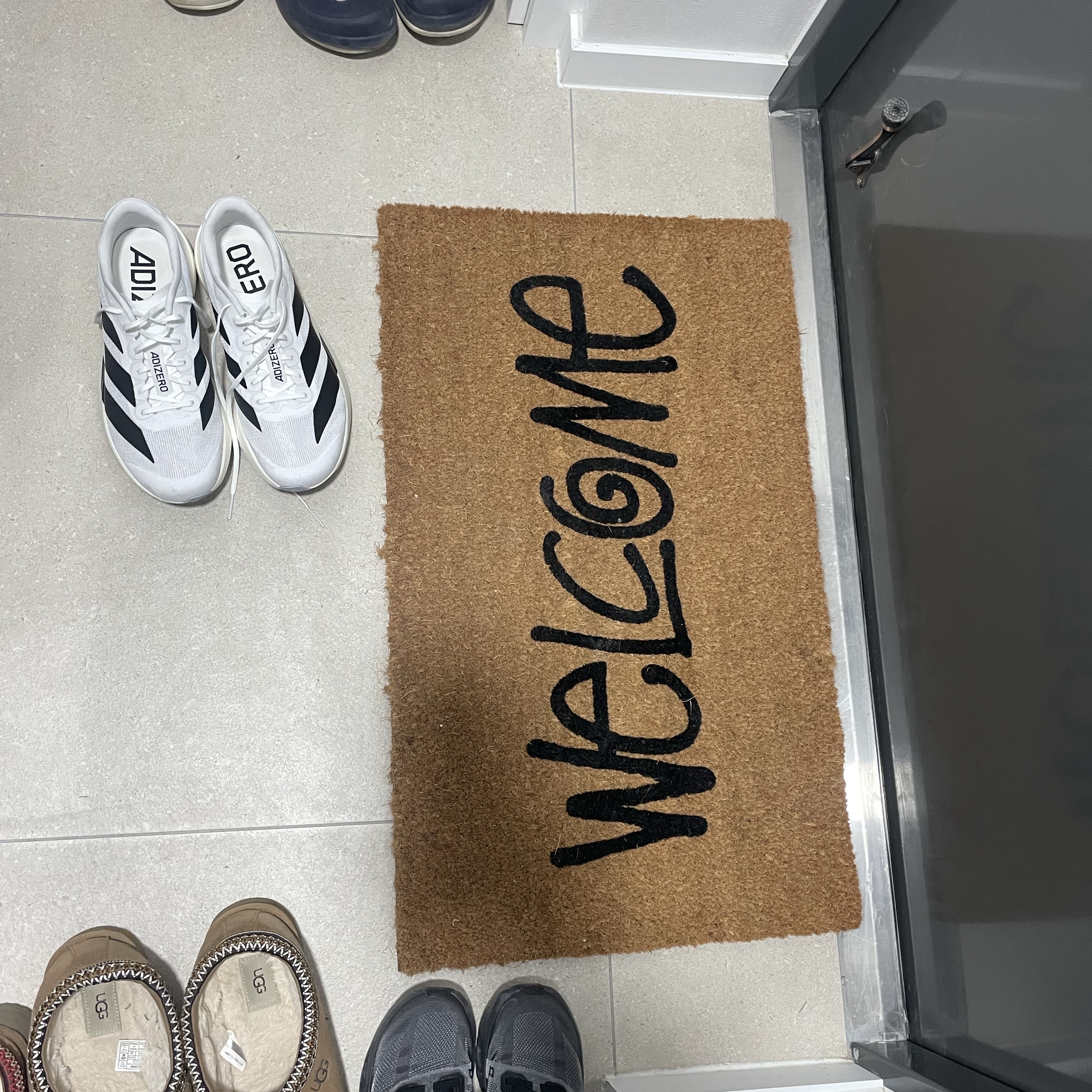 Stussy Welcome Mat Cocoa, Adidas Adizero EVO SL Cloud White Core Black 착용 스타일