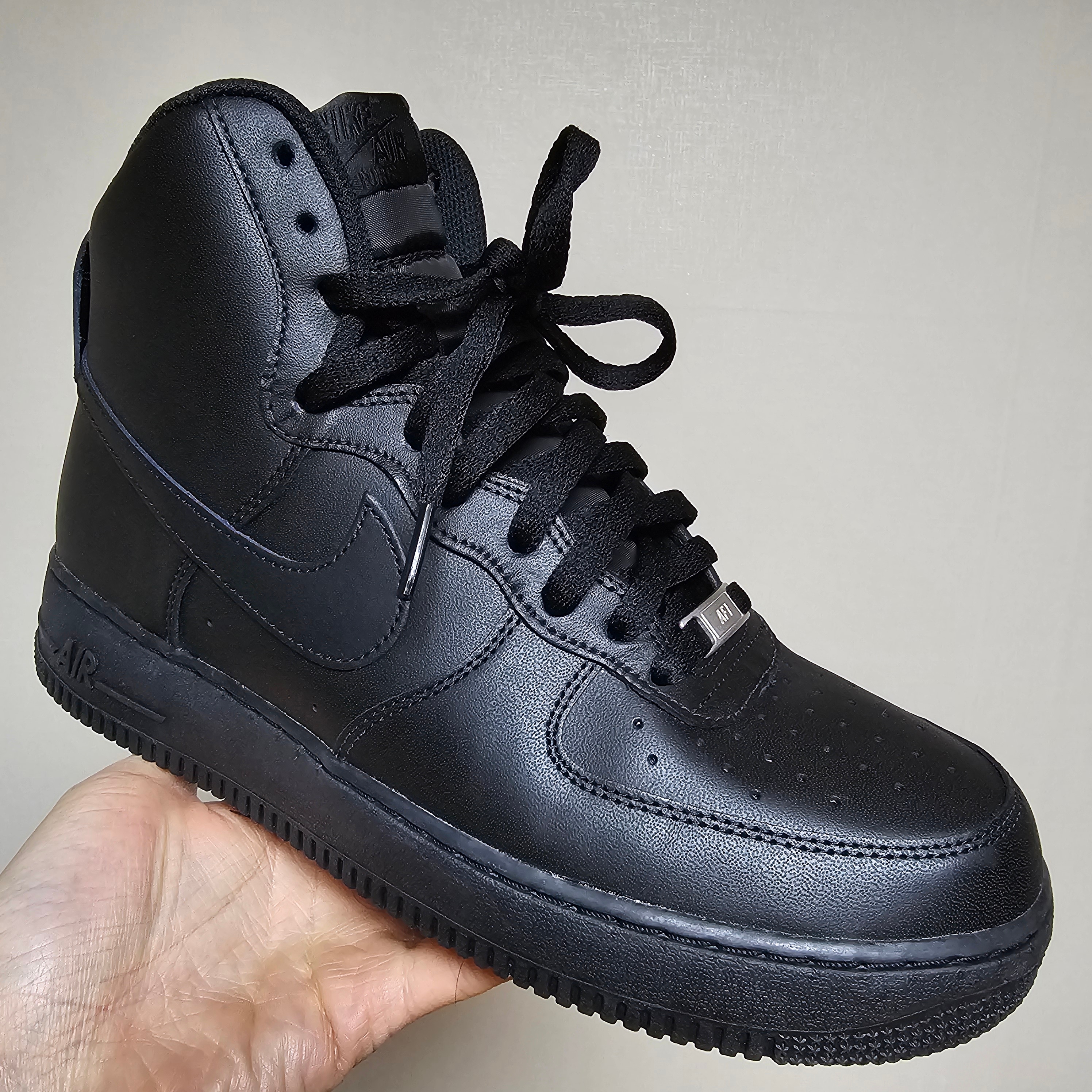 Nike Air Force 1 High '07 Triple Black 착용 스타일 - 1