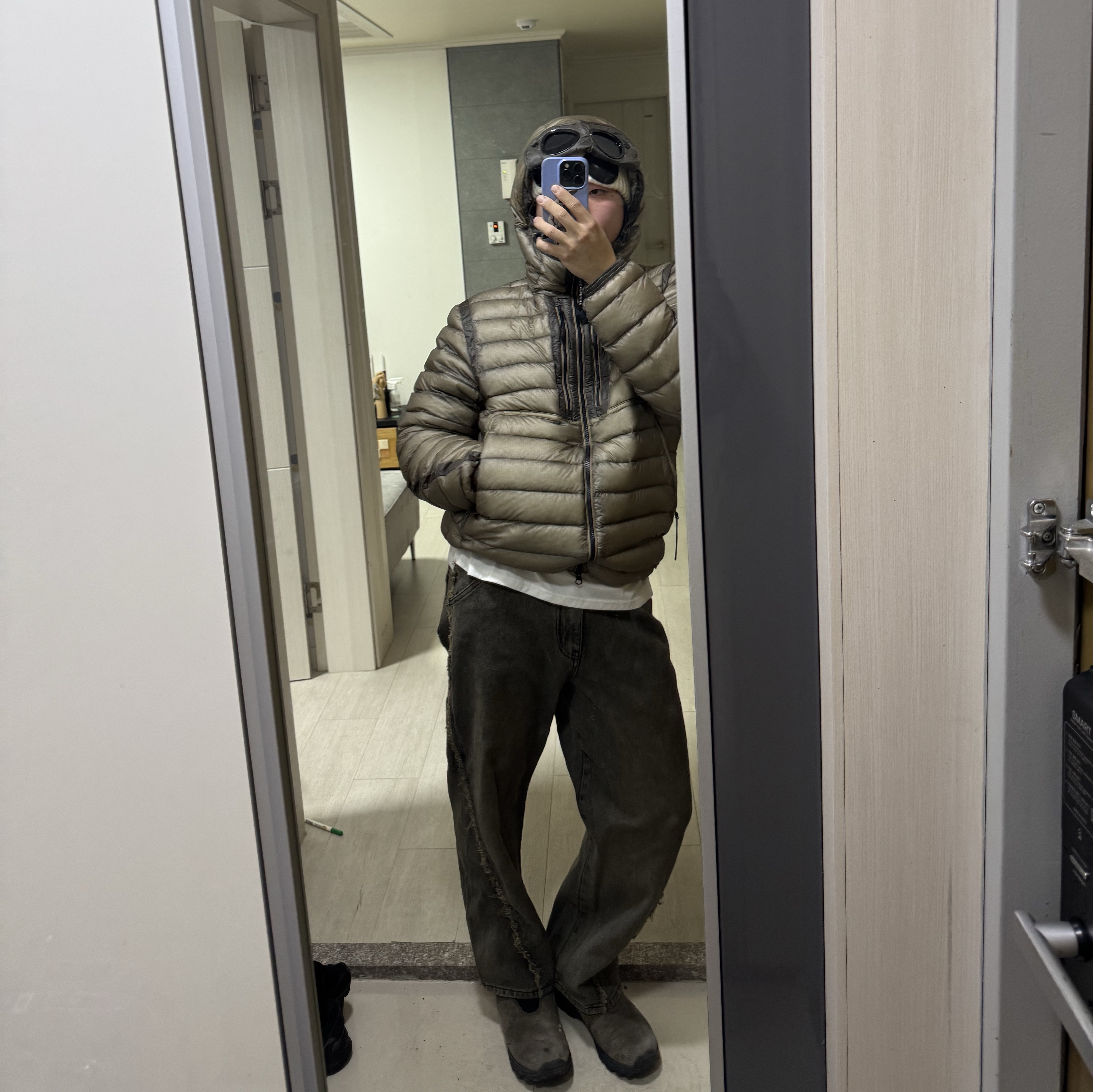 C.P. Company D.D. Shell Goggle Down Jacket Vintage Khaki Beige - 24FW, C.P. Company Extra Fine Merino Wool Goggle Beanie Gauze White - 23FW 착용 스타일 - 3