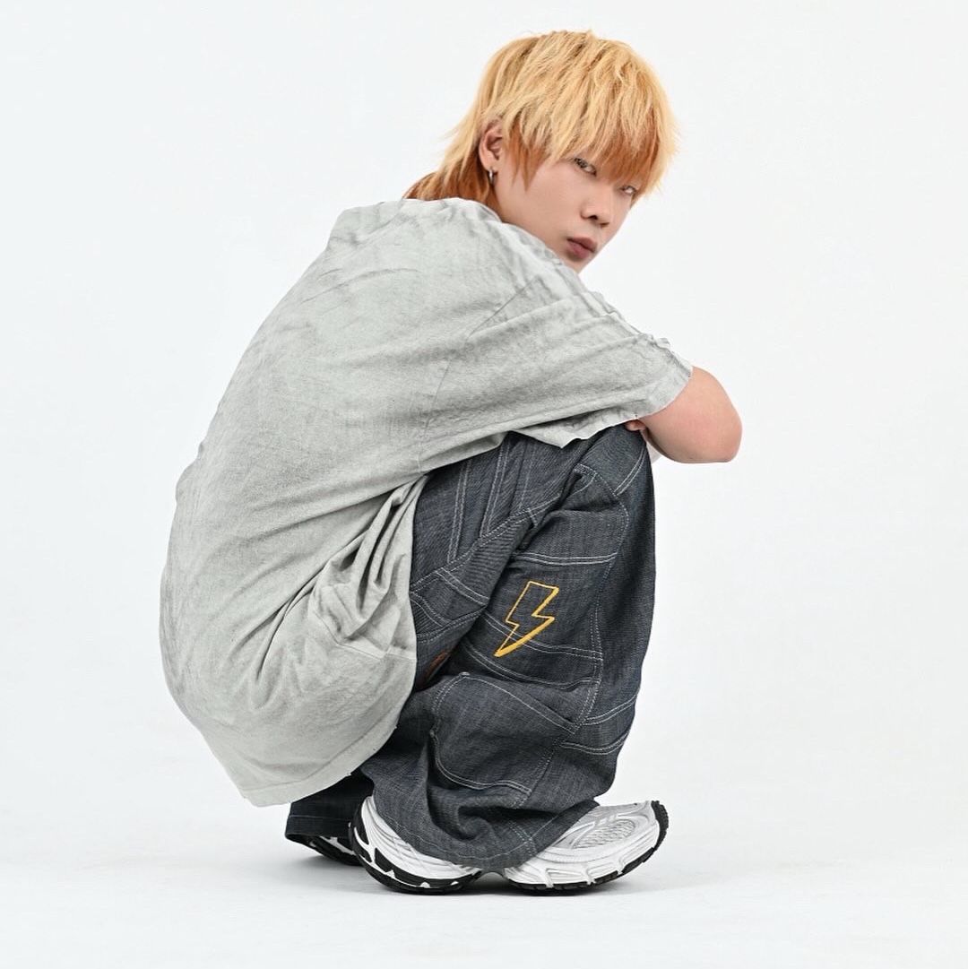 Balenciaga 10XL Sneakers White Grey Silver Black 착용 스타일 - 3