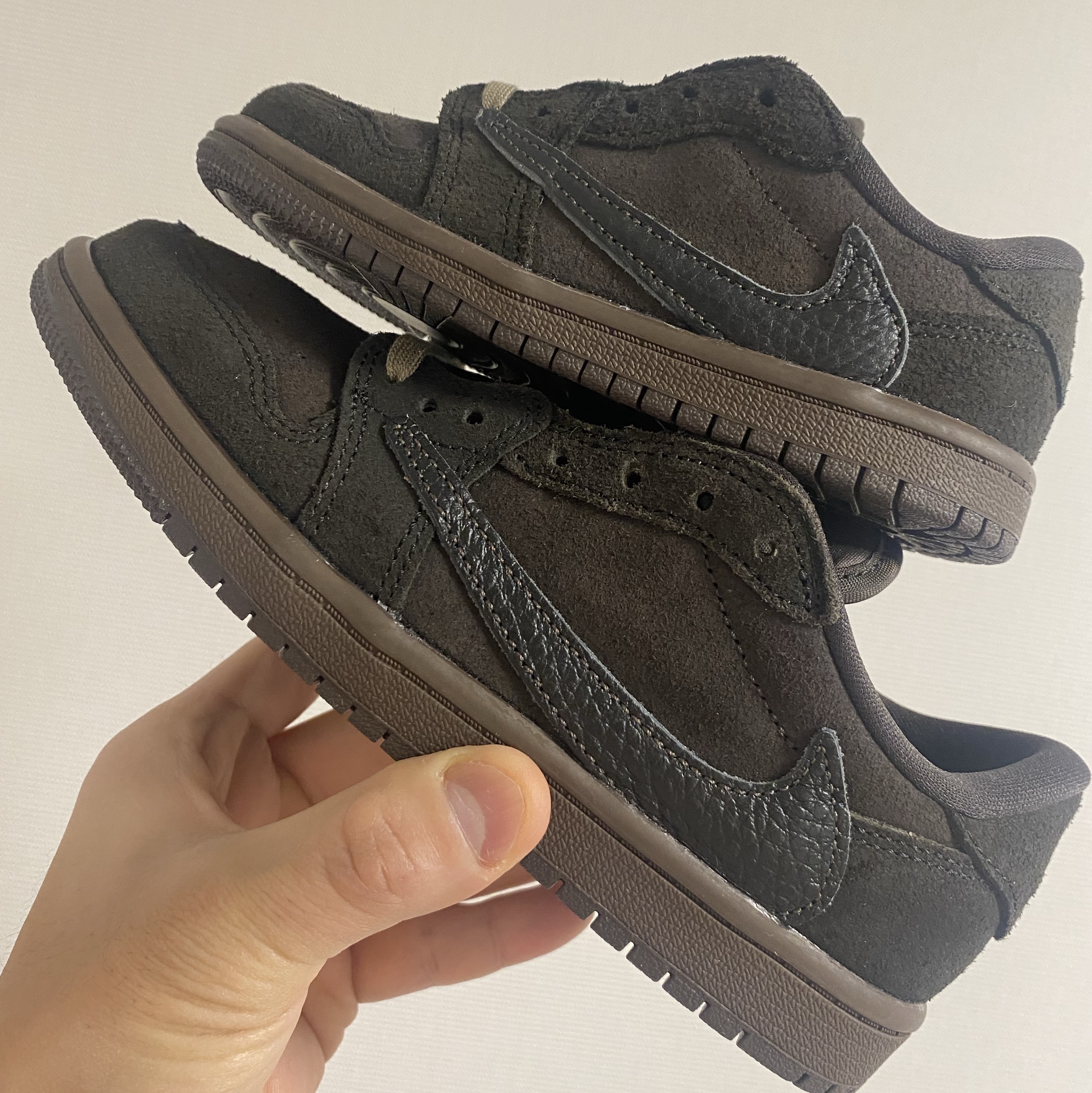 Jordan 1 x Travis Scott Retro Low OG SP Velvet Brown and Dark Mocha, (PS) Jordan 1 x Travis Scott Retro Low OG SP Velvet Brown and Dark Mocha 착용 스타일 - 1