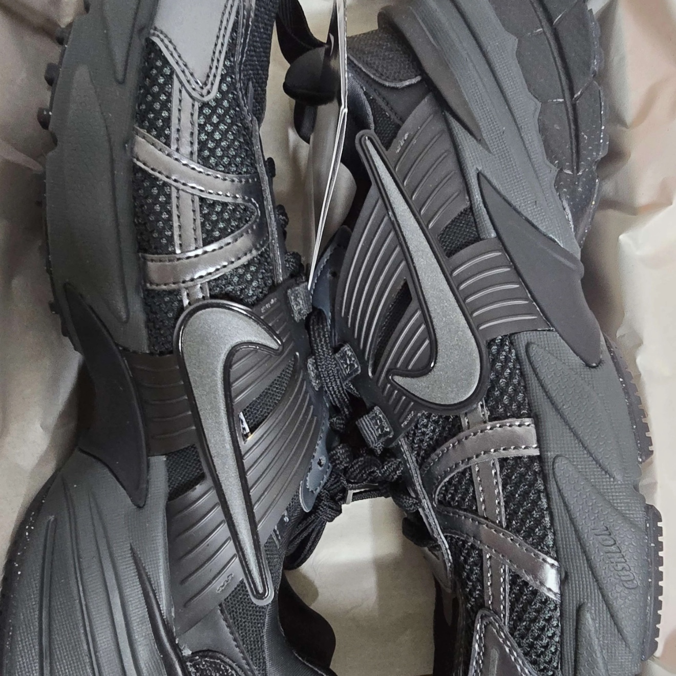 Nike V2K Run Black Anthracite 착용 스타일