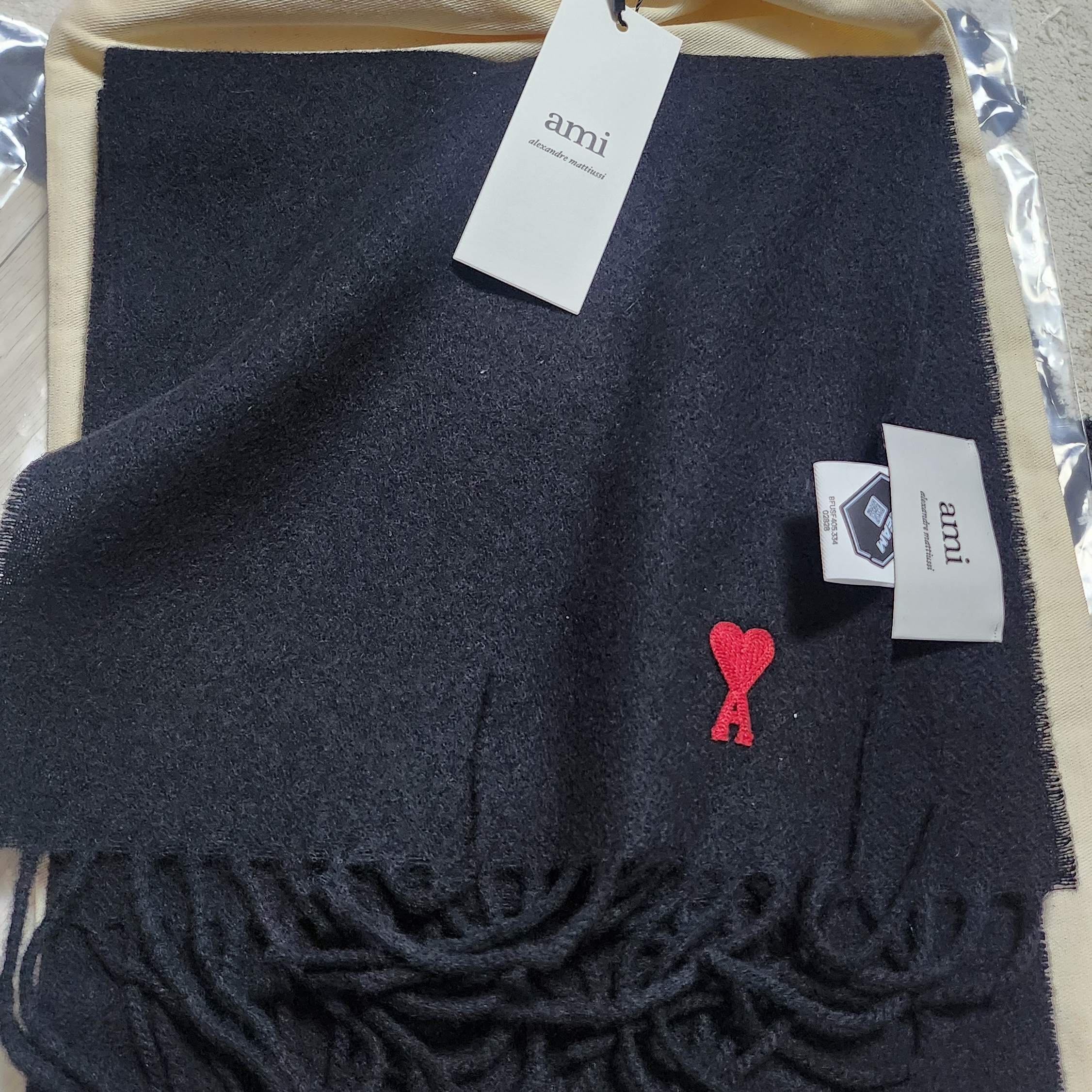 AMI de Coeur Wool Classic Muffler Black 착용 스타일 - 2