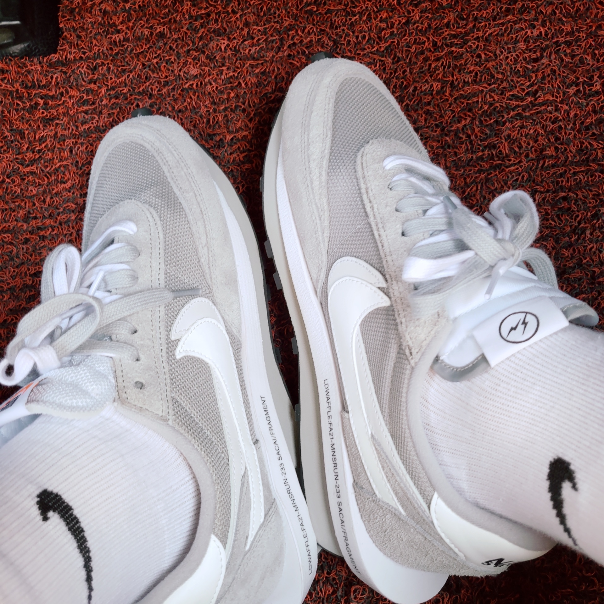 Nike x Sacai x Fragment LDWaffle Light Smoke Grey 착용 스타일 - 4