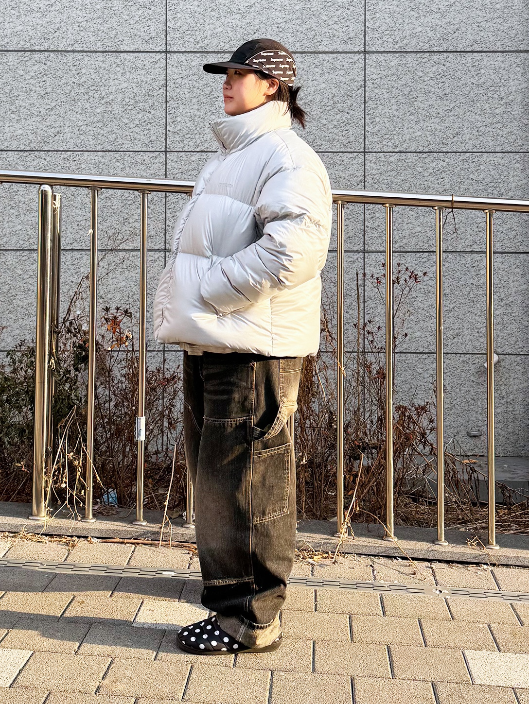 QT8 GARMENTS Glossy Duck Down Short Padding Silver, QT8 GARMENTS Painted Double Knee Washed Pants Black 착용 스타일 - 2