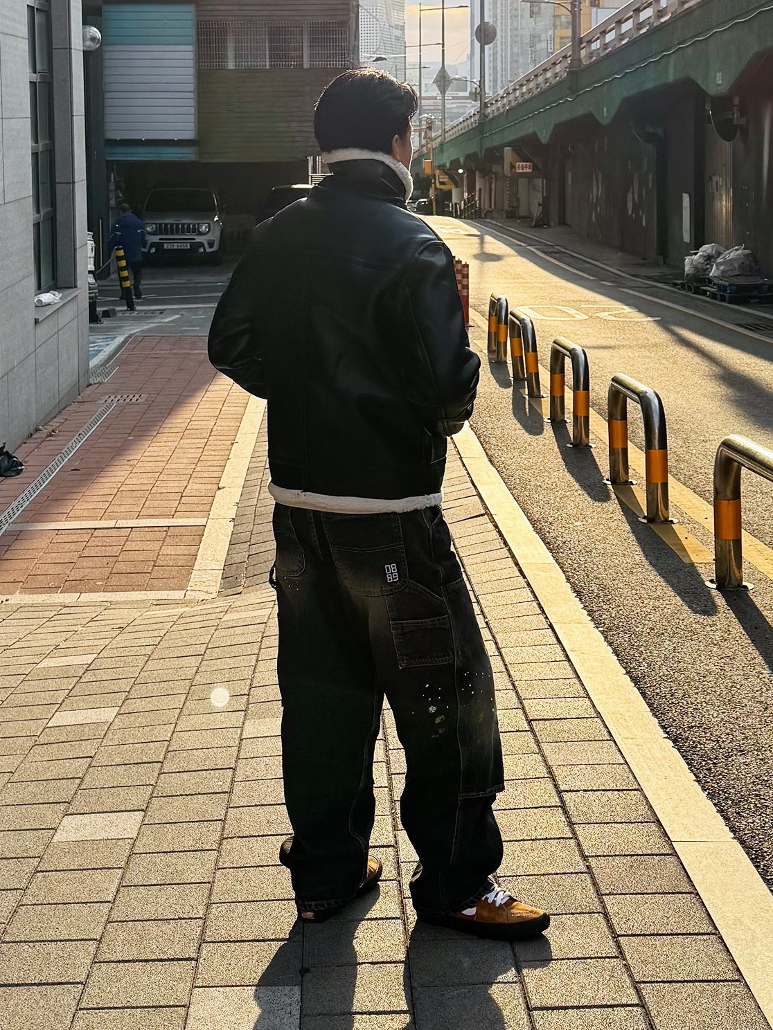 QT8 Garments GB B-3 Mouton Jacket Black/Beige, QT8 GARMENTS Painted Double Knee Washed Pants Black 착용 스타일 - 2