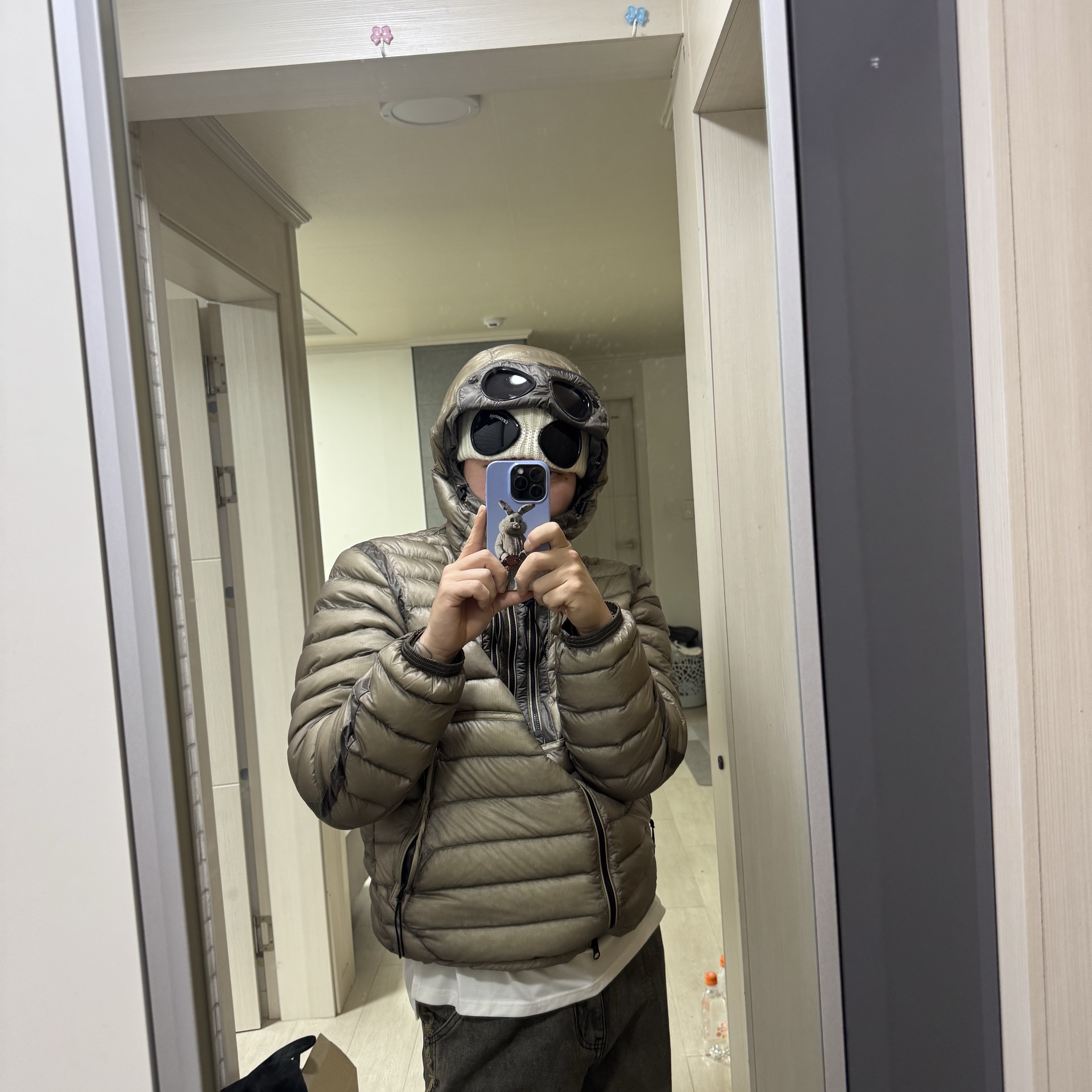 C.P. Company D.D. Shell Goggle Down Jacket Vintage Khaki Beige - 24FW, C.P. Company Extra Fine Merino Wool Goggle Beanie Gauze White - 23FW 착용 스타일 - 2