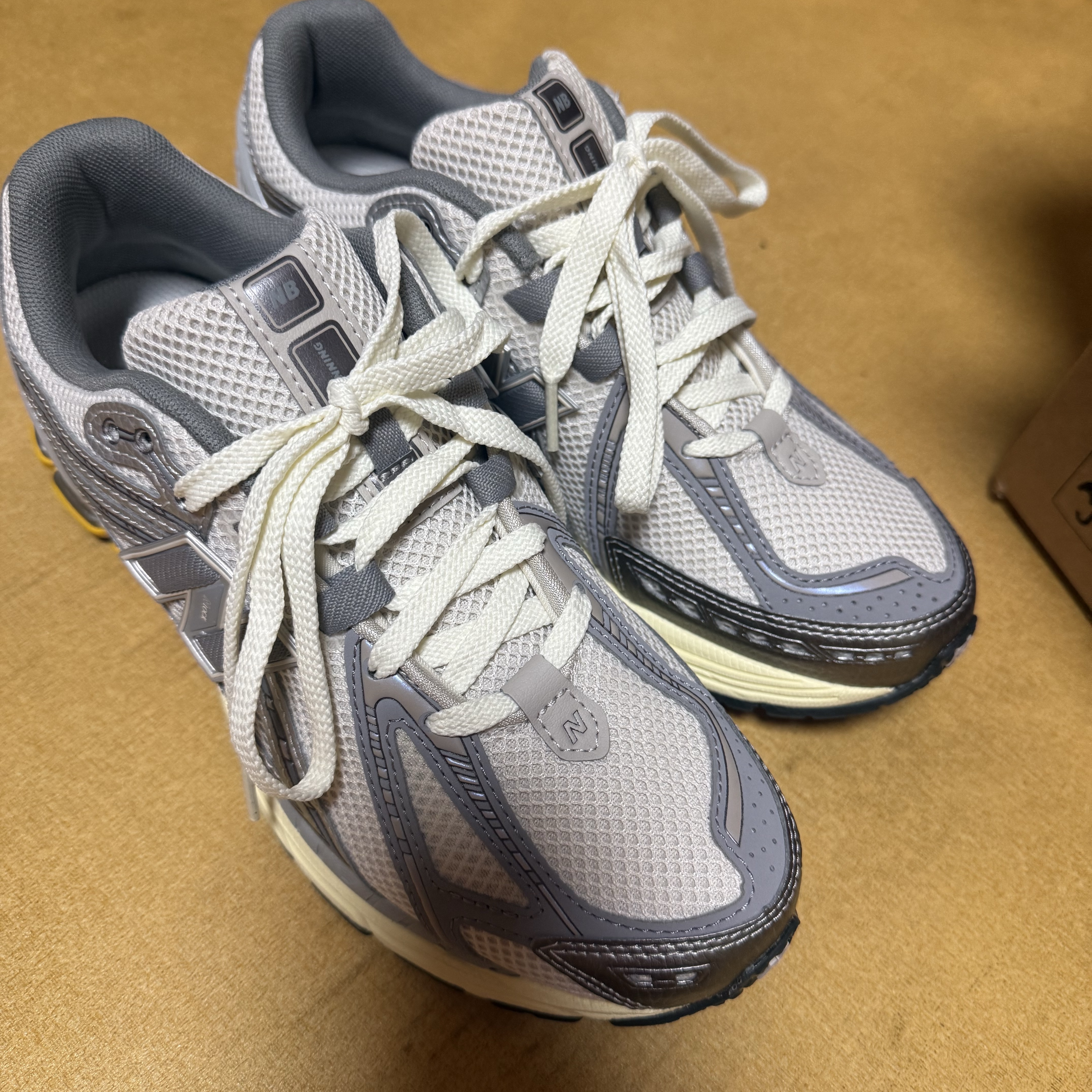 New Balance 1906R Grey Silver 착용 스타일 - 5