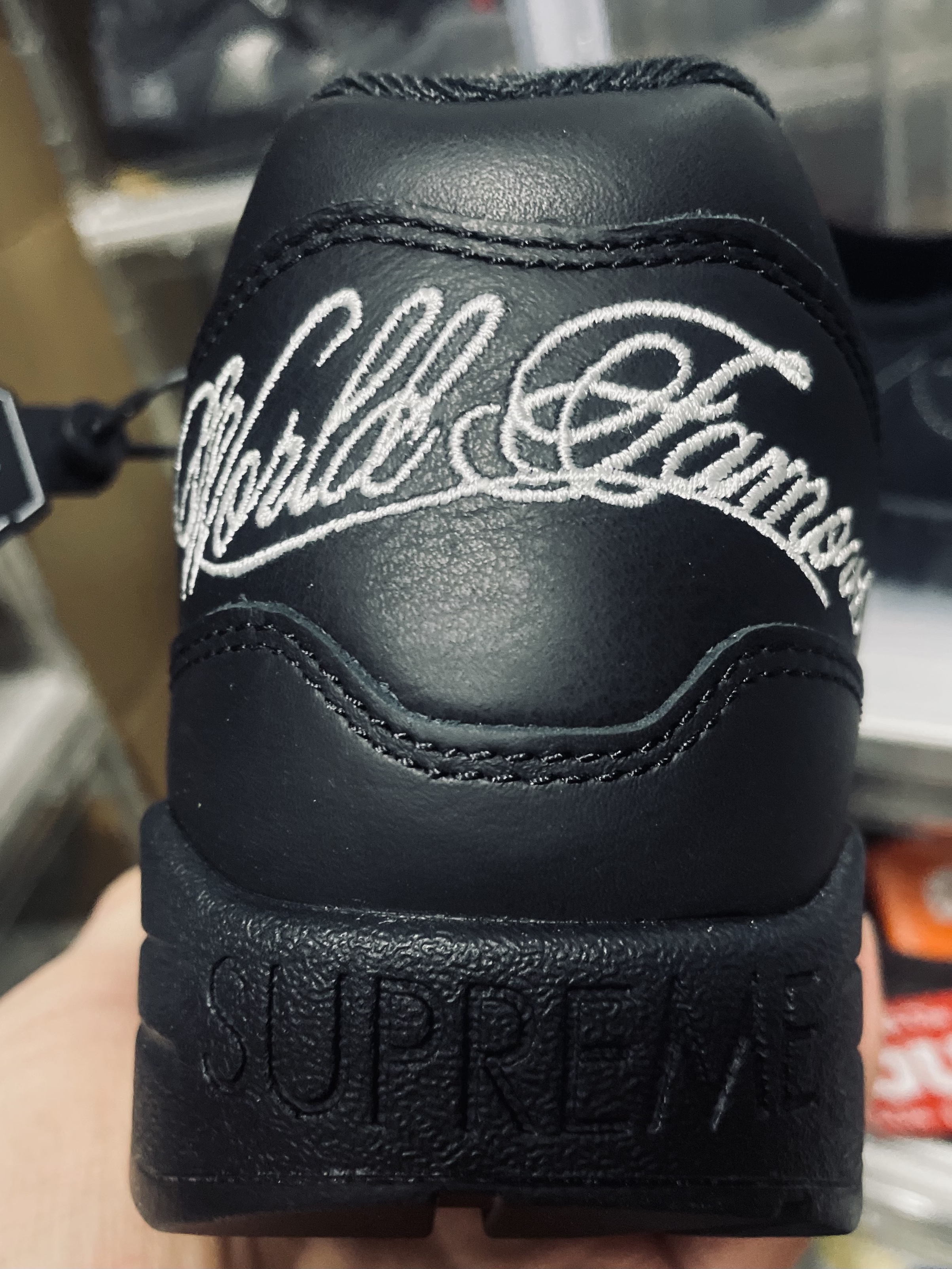 Nike x Supreme Air Max 1 '87 Black White - 25SS 착용 스타일 - 3