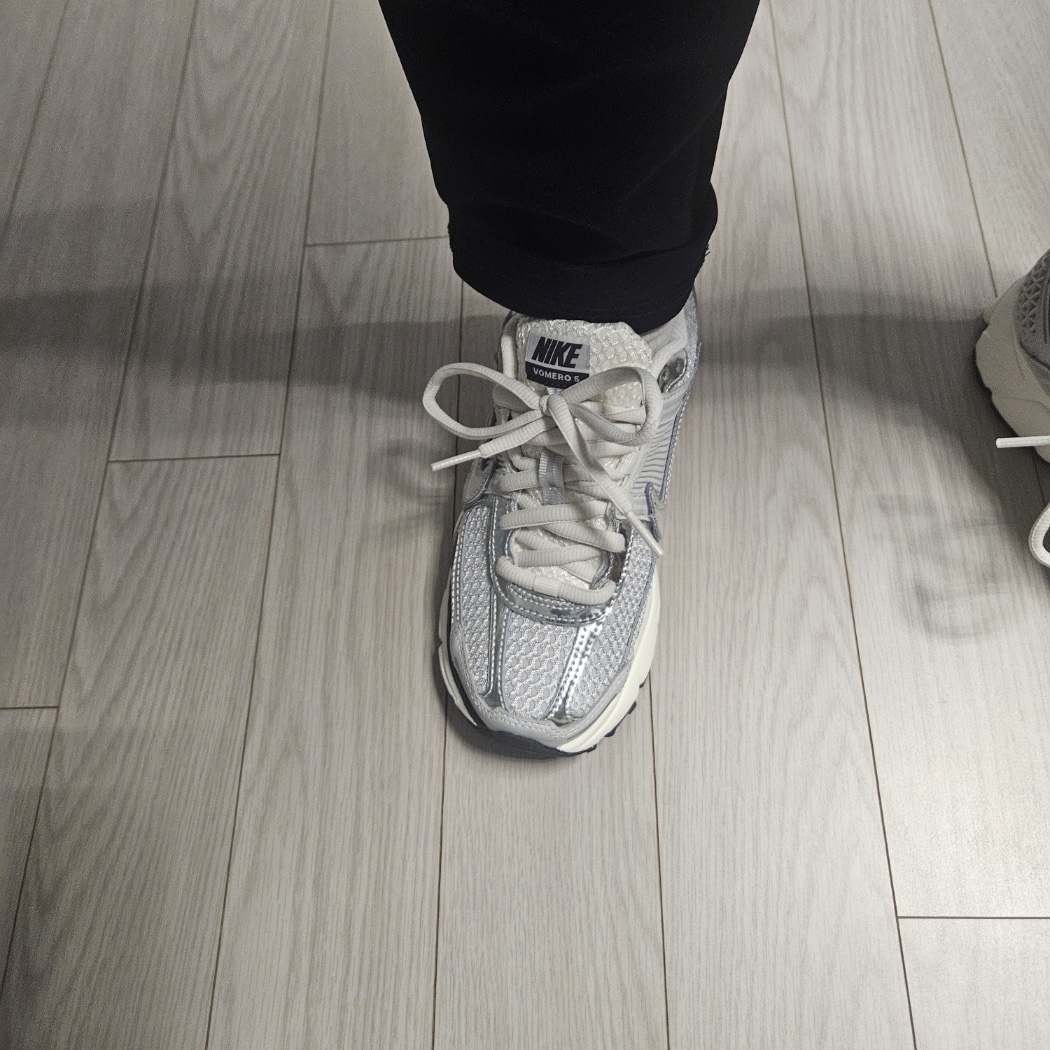 (W) Nike Zoom Vomero 5 Photon Dust and Metallic Silver 착용 스타일