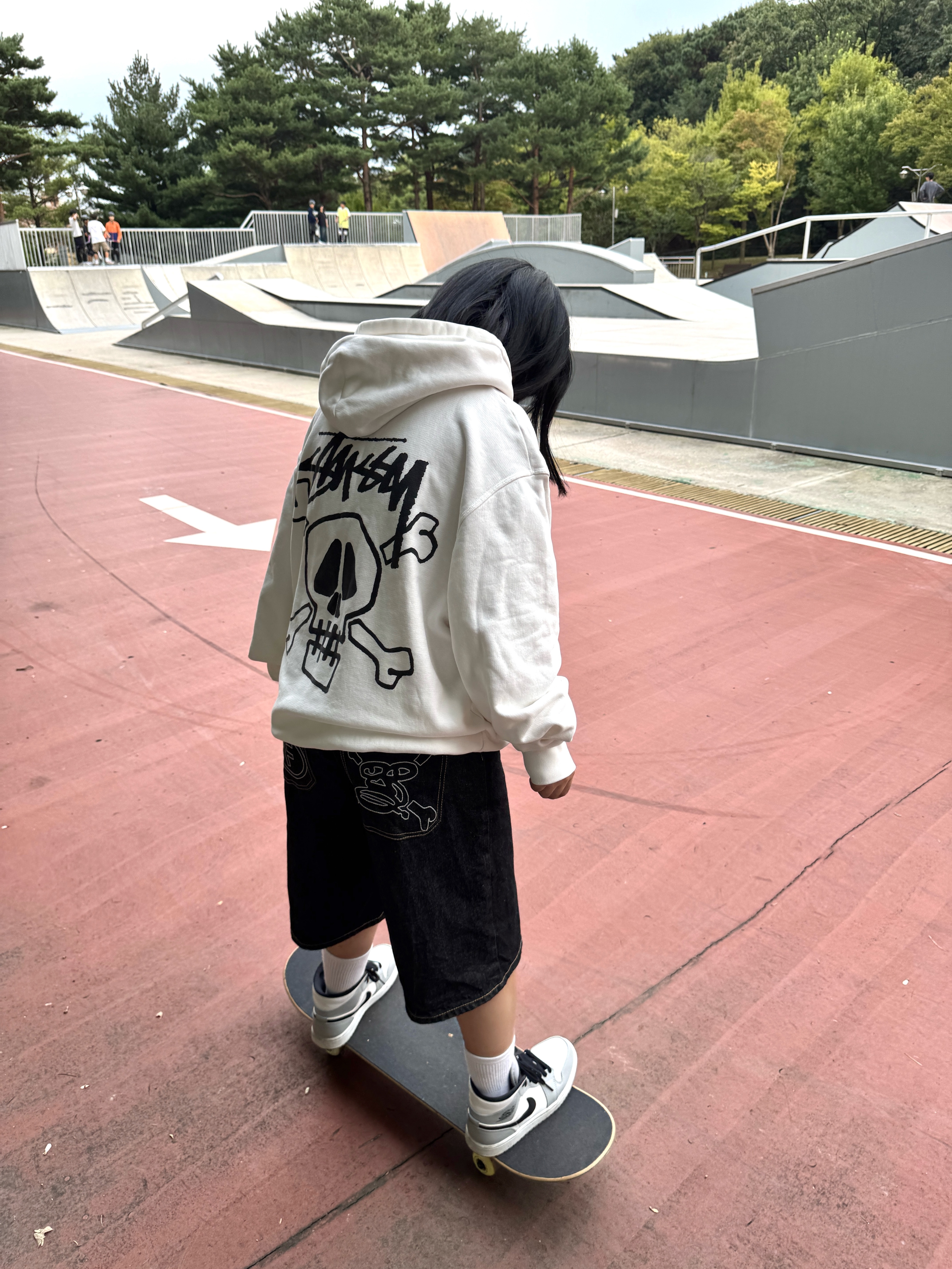 Jordan 1 Mid Light Smoke Grey, Stussy Skull & Bones Pigment Dyed Hoodie Natural 착용 스타일 - 2