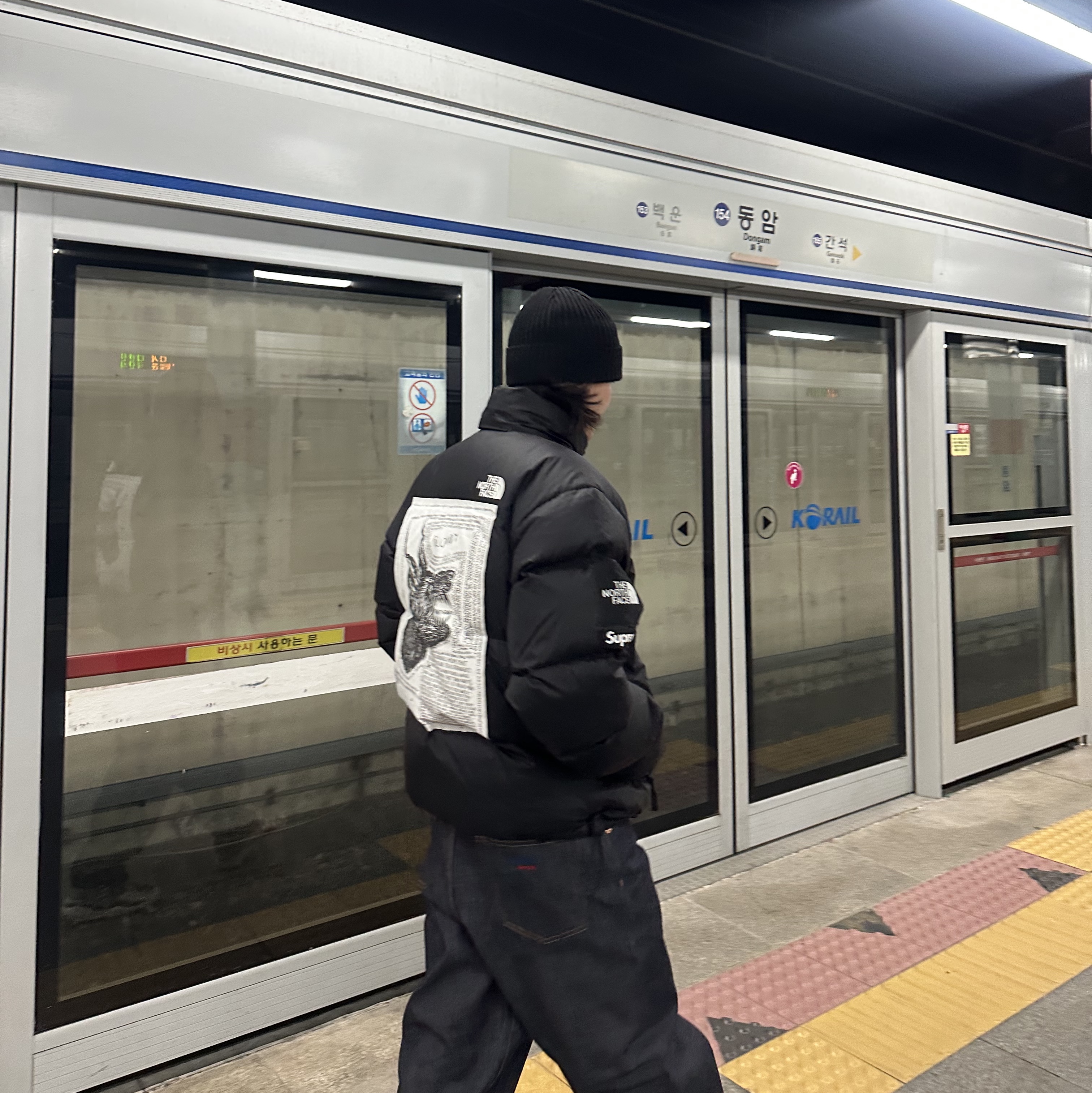 Supreme x The North Face Nuptse Jacket Black - 24FW, Supreme Overdyed Beanie Black 착용 스타일 - 3