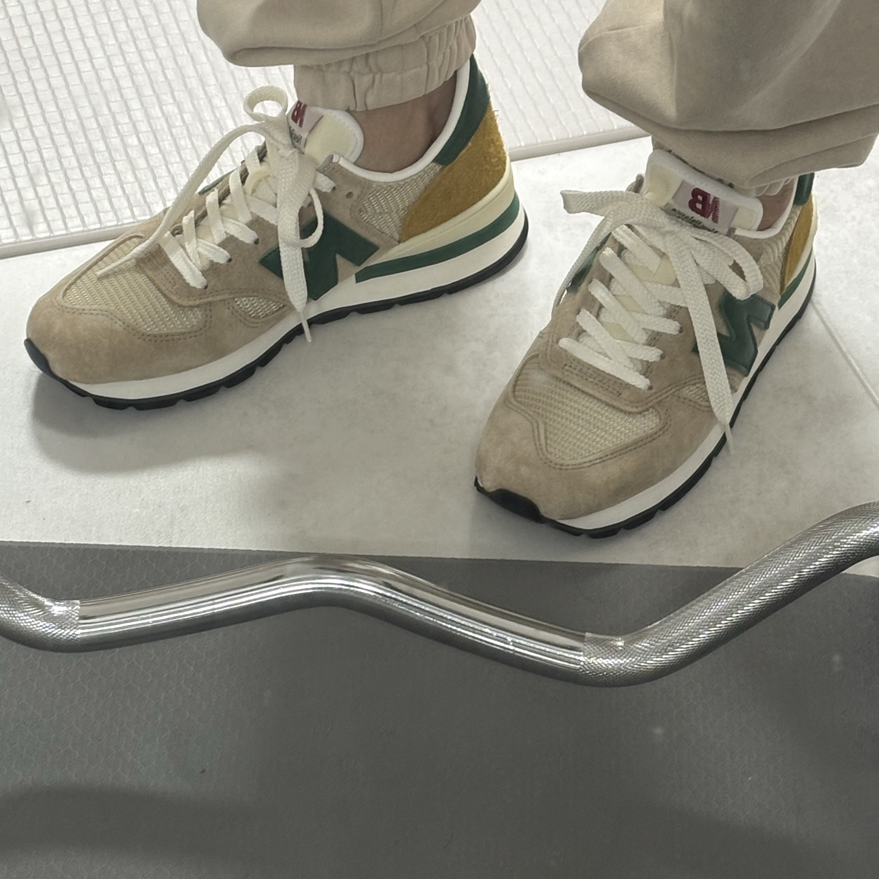 뉴발란스 990v1 탄 그린 착용 스타일 - 2