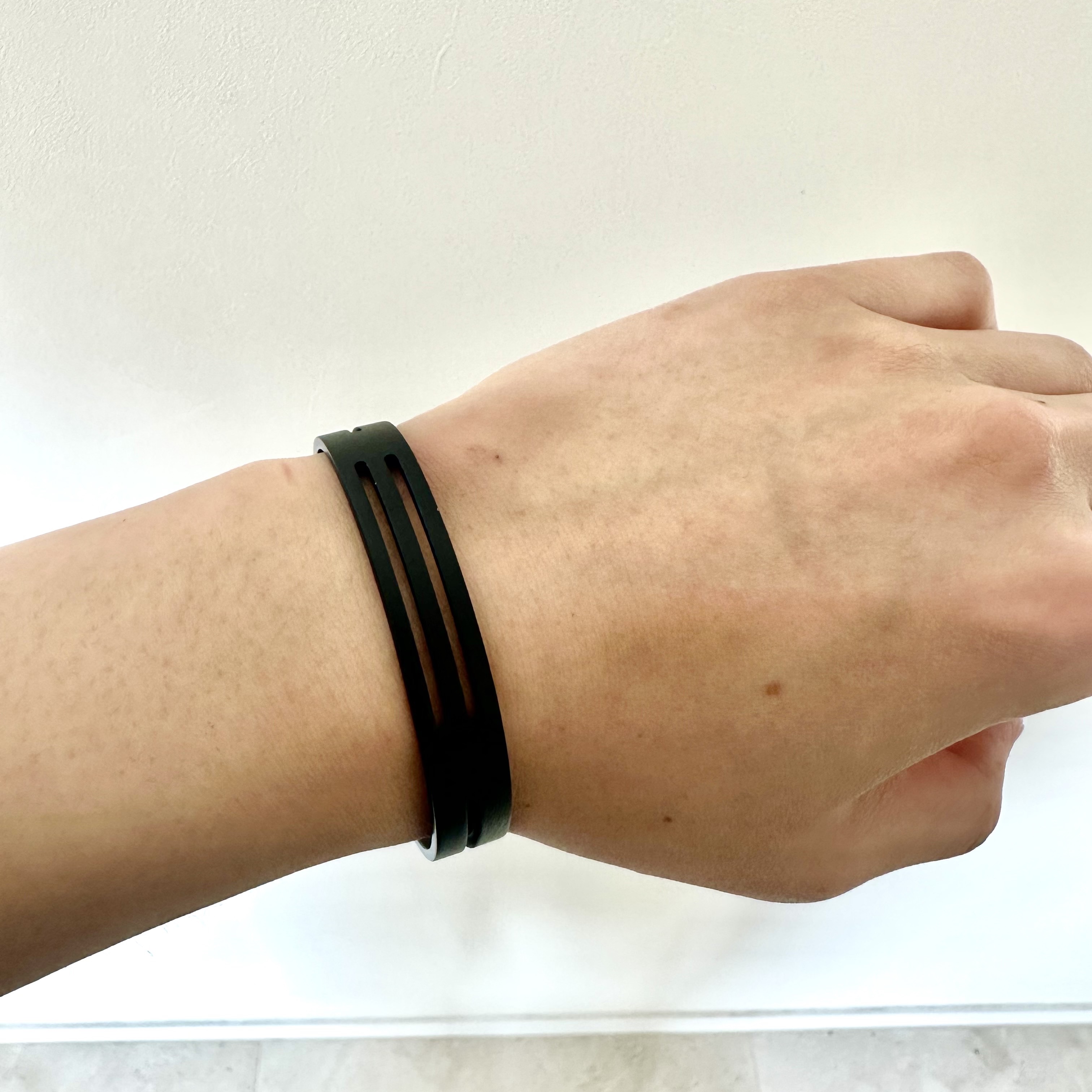 Haleine Coated H Punched Bangle Black 착용 스타일