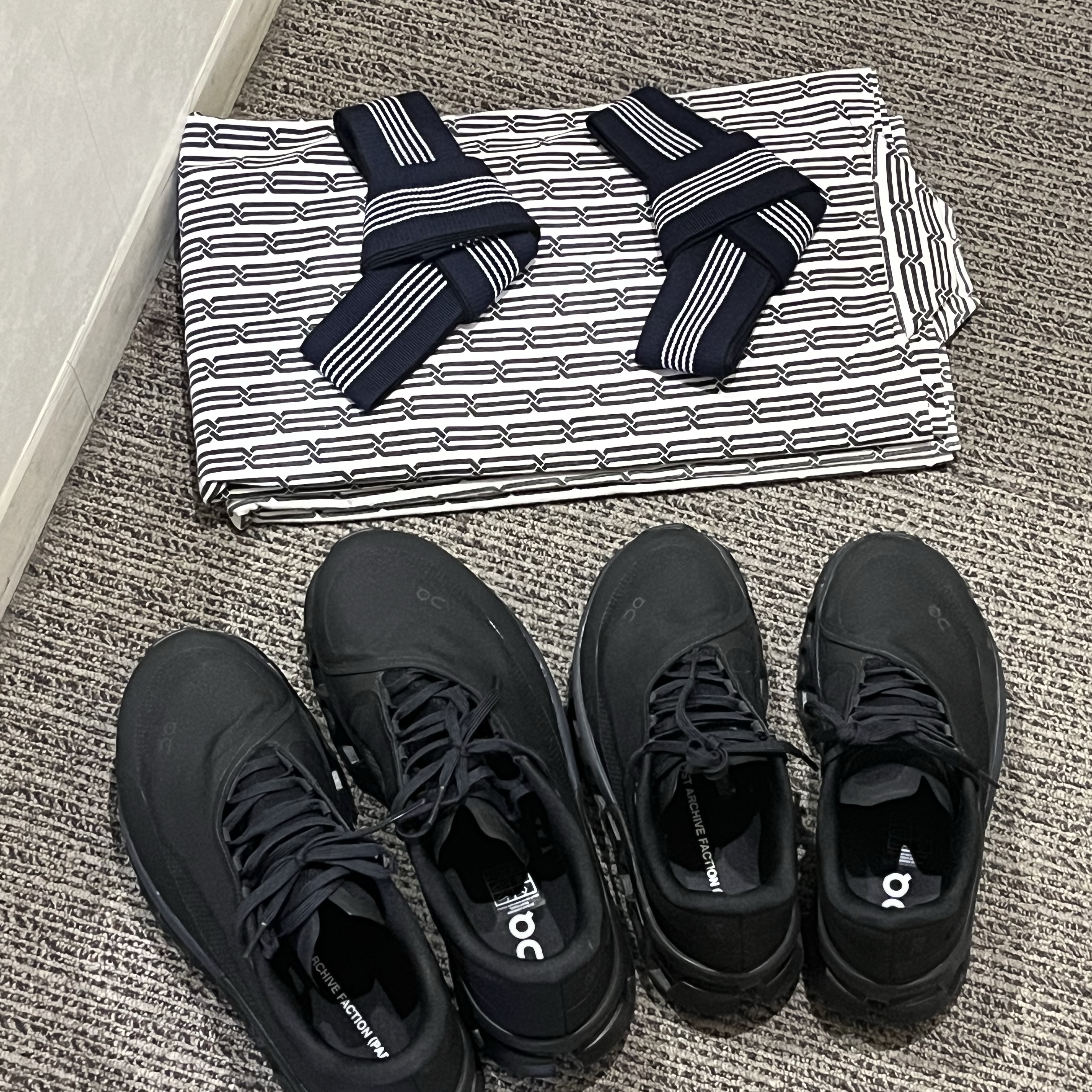 On Running x Post Archive Faction (Paf) Cloudmonster 2 Black Magnet, Our Legacy Third Cut Supergrey Wash 착용 스타일 - 4
