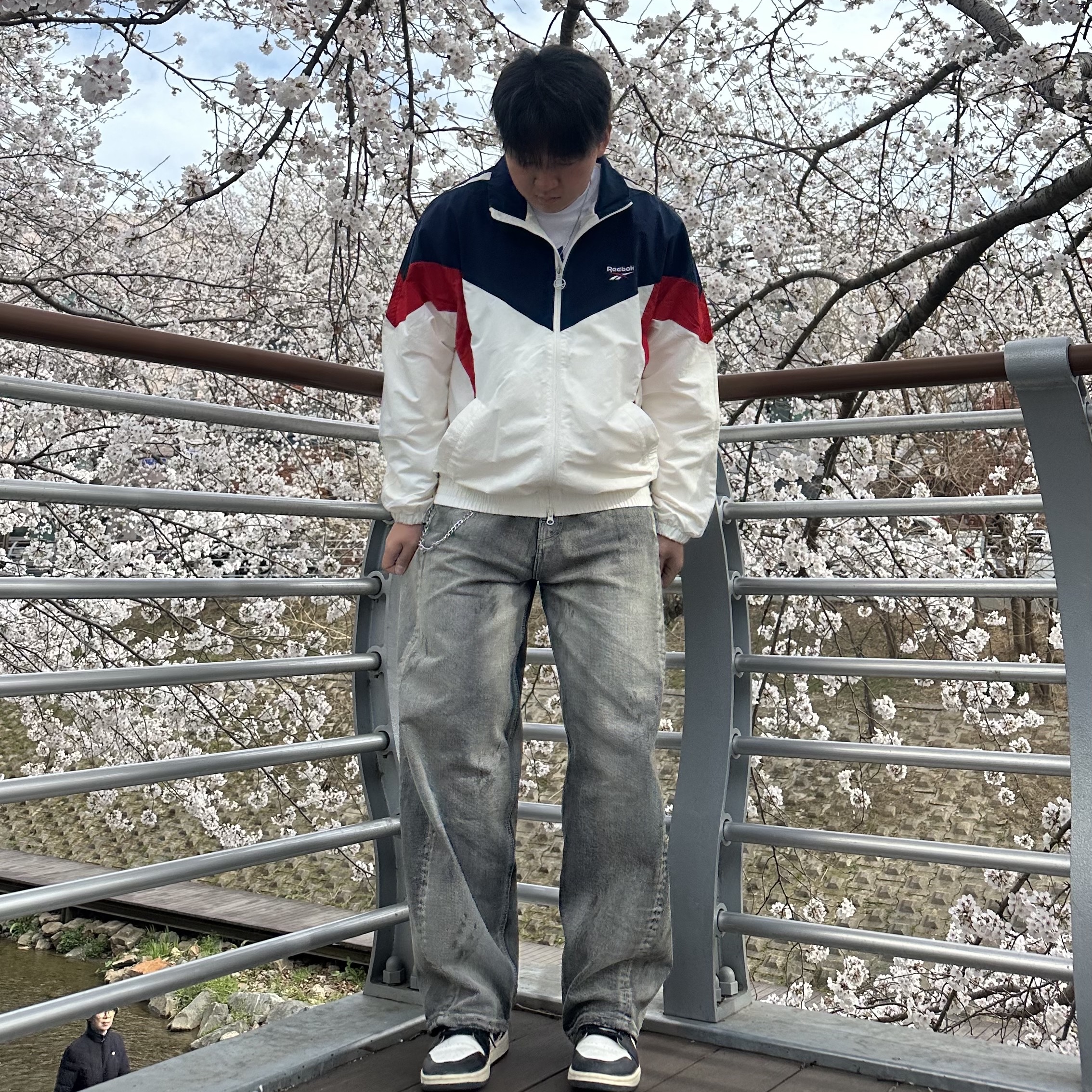 Reebok Heritage Windbreaker White:Navy, (W) Jordan 1 Mid Black Gym Red 착용 스타일 - 2