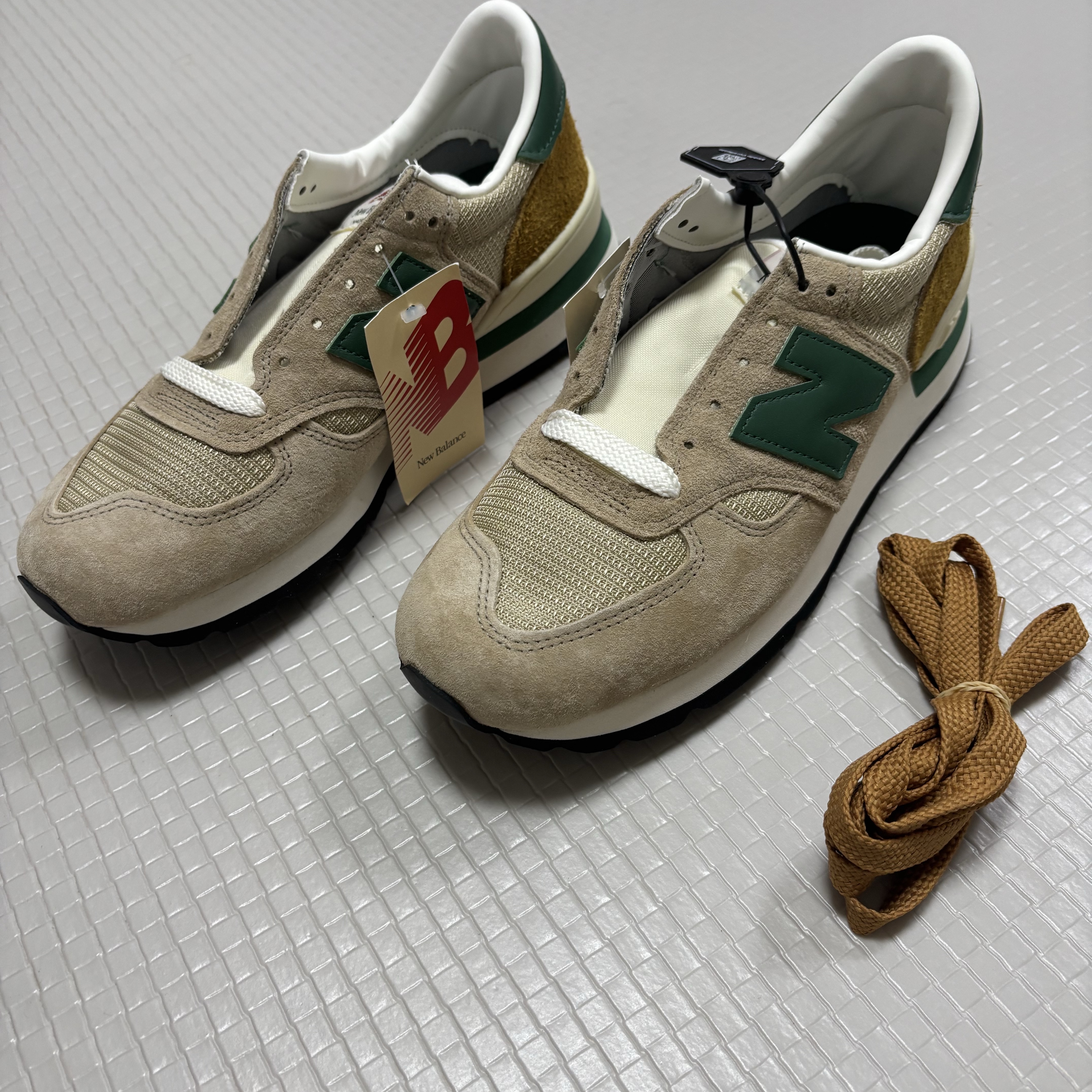 뉴발란스 990v1 탄 그린 착용 스타일 - 1