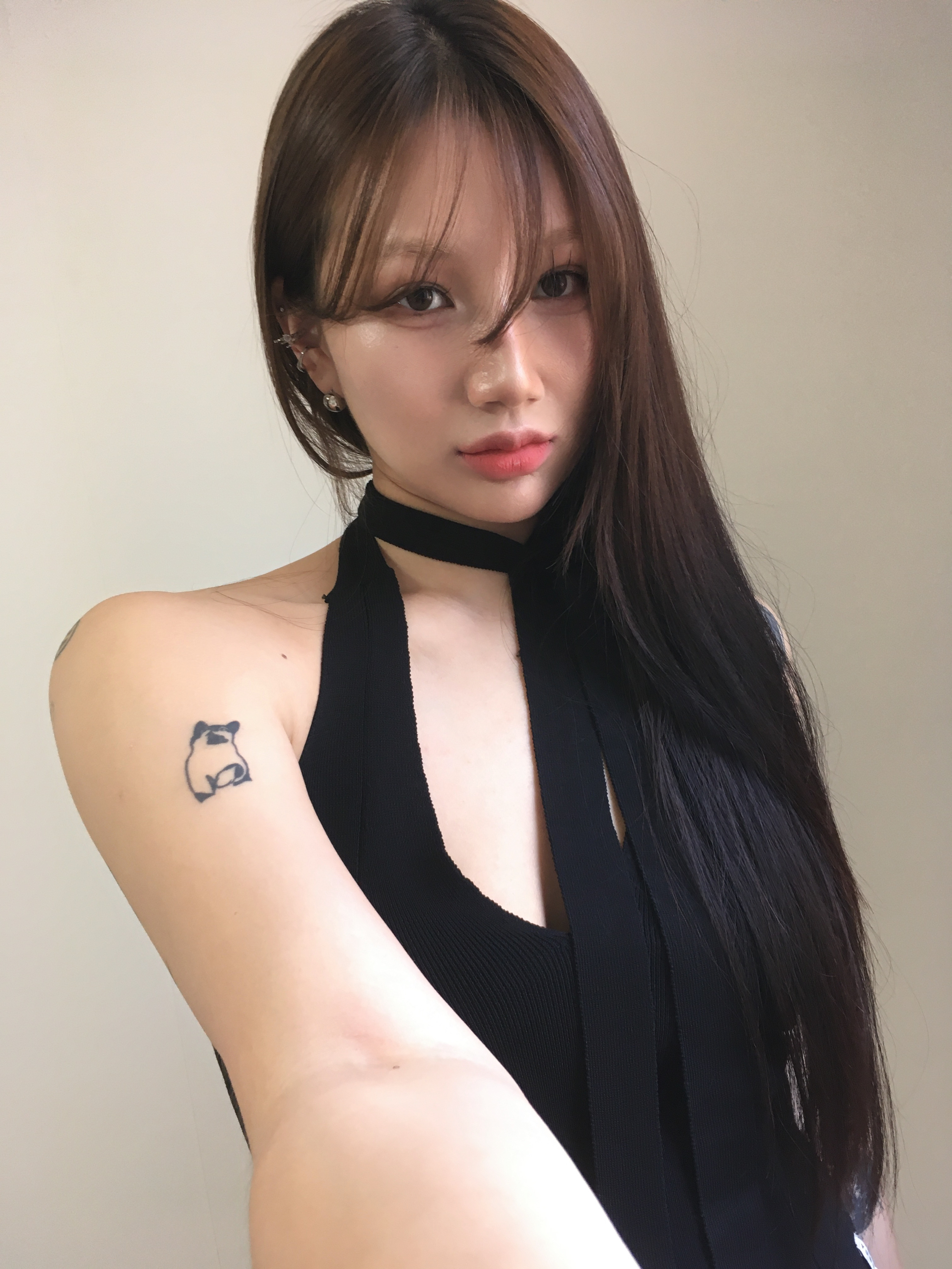 윤세 스트랩 홀터 니트 블랙 착용 스타일