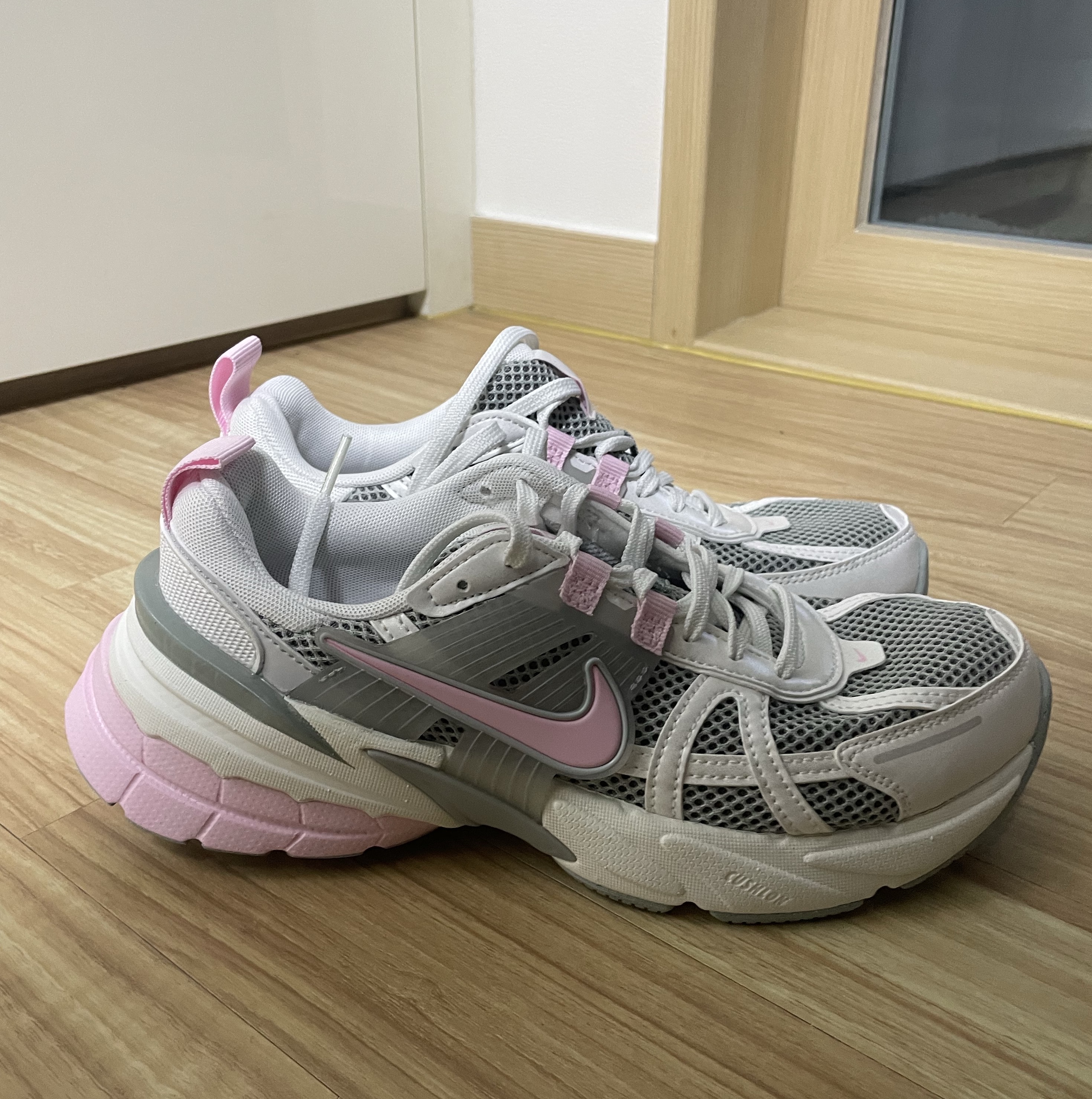 (W) Nike V2K Run Light Pumice Photon Dust 착용 스타일