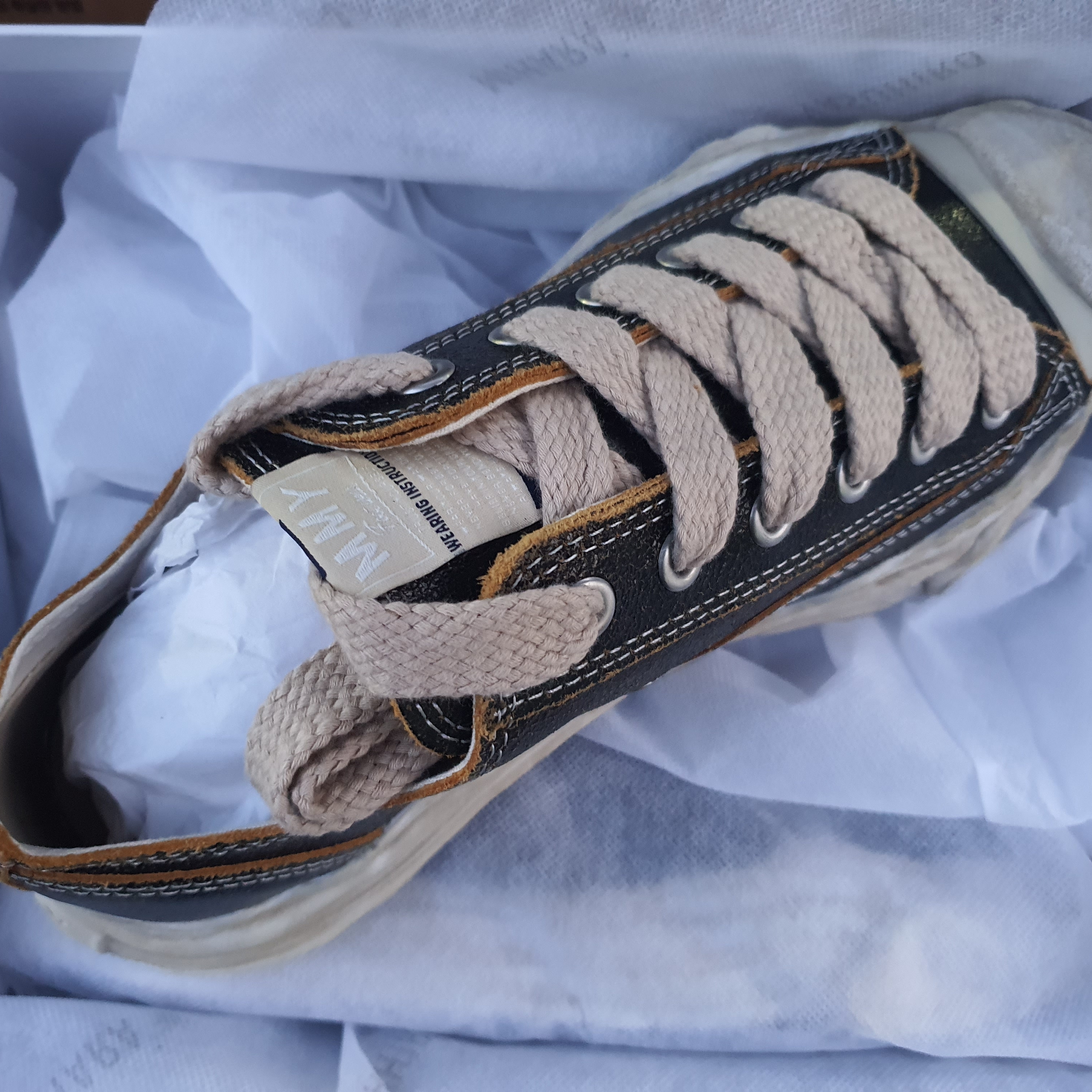 Maison Mihara Yasuhiro Hank OG Sole Leather Low-top Sneakers Black 착용 스타일 - 1