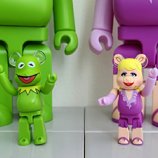 Bearbrick The Muppets Kermit The Frog 100% & 400% Set, Bearbrick The Muppets Miss Piggy 100% & 400% Set 착용 스타일 - 3