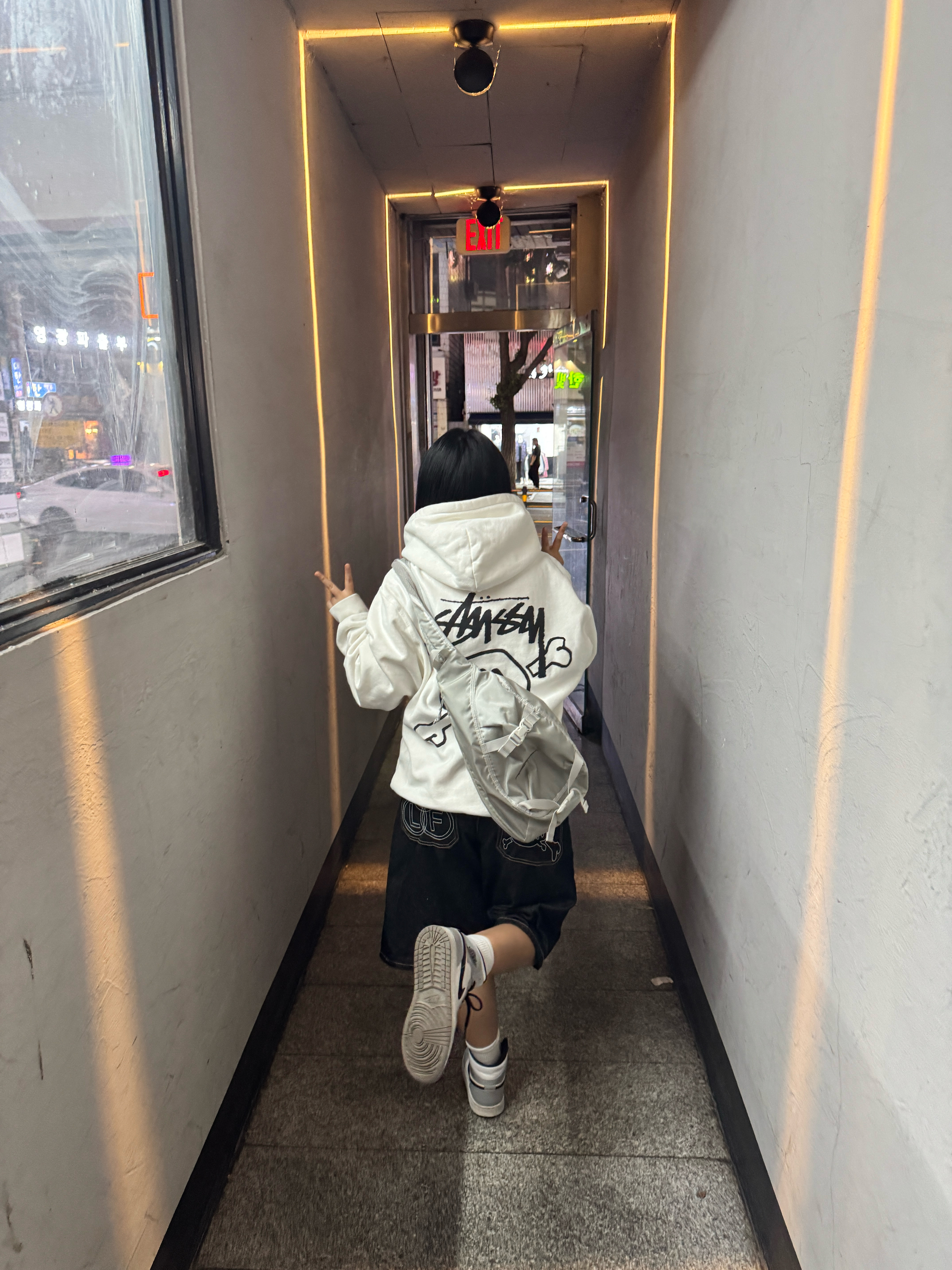 Jordan 1 Mid Light Smoke Grey, Stussy Skull & Bones Pigment Dyed Hoodie Natural 착용 스타일 - 5
