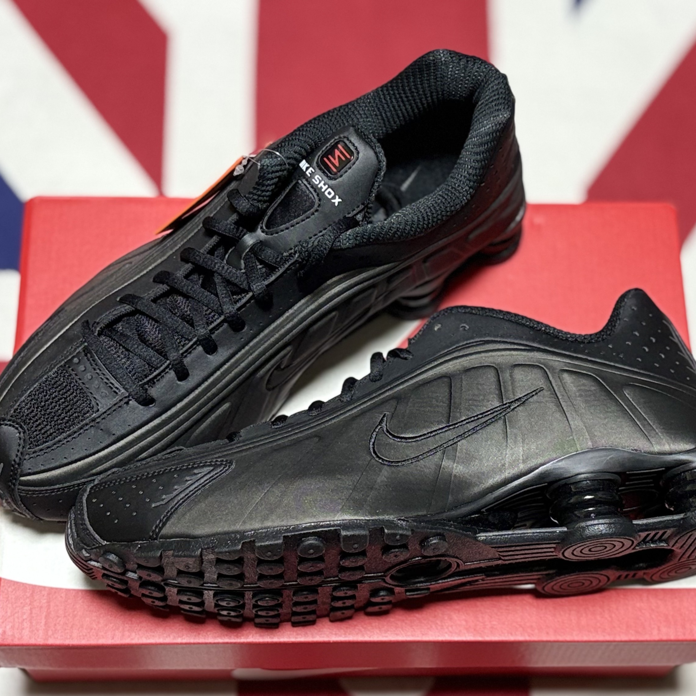Nike Shox R4 Black Bright Crimson 착용 스타일
