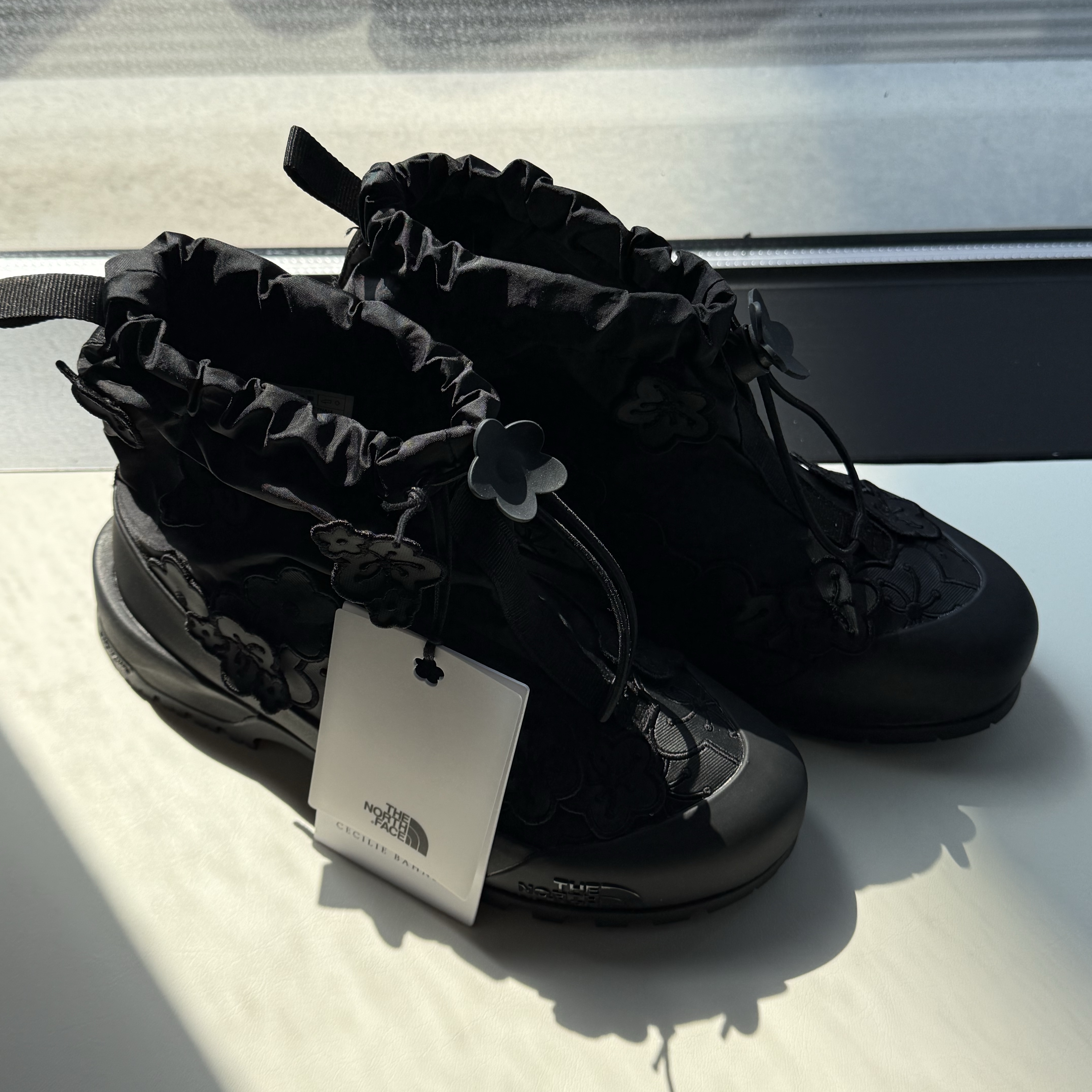 The North Face x Cecilie Bahnsen Glenclyffe Gaiter TNF Black 착용 스타일 - 2