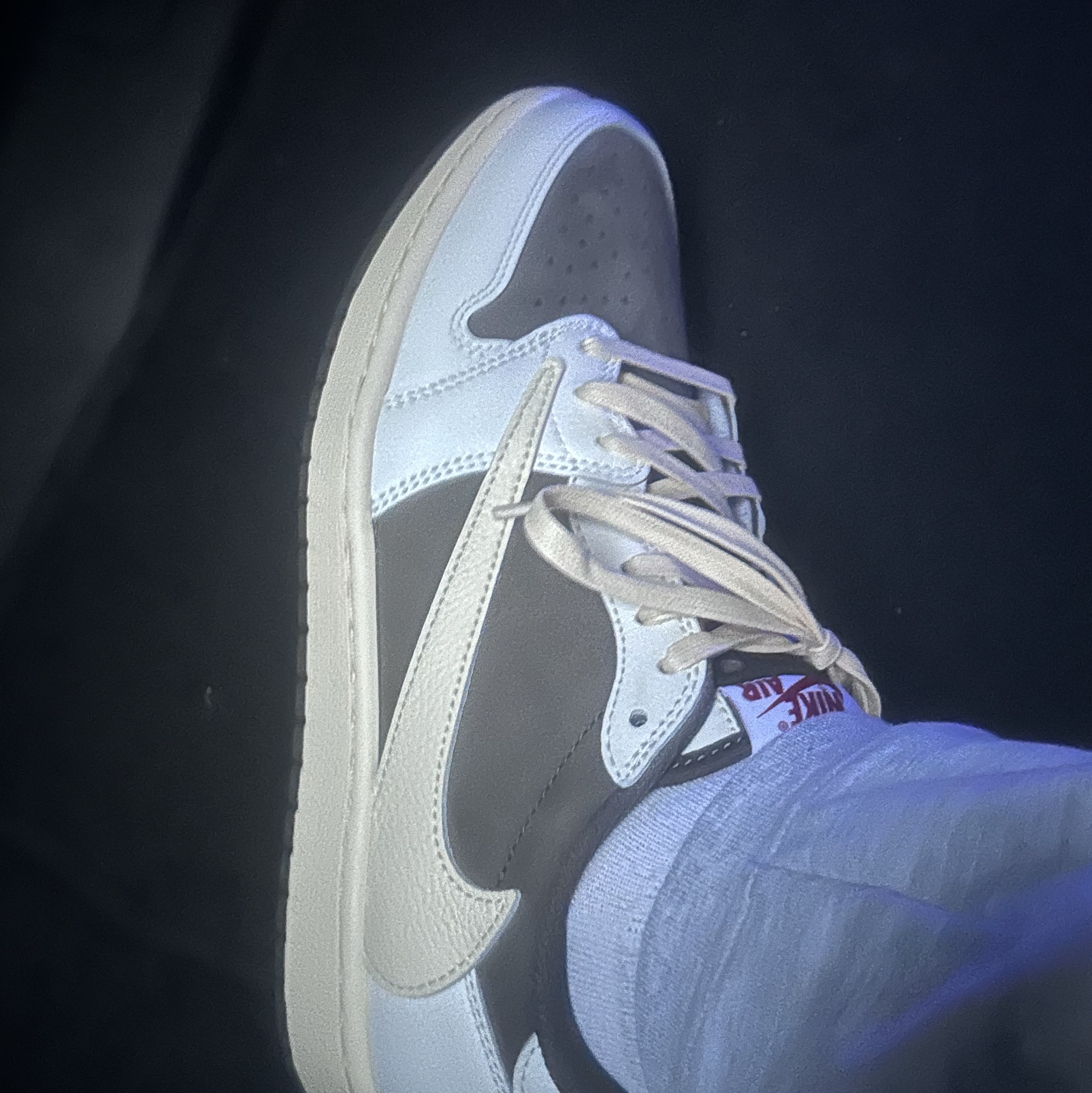 Jordan 1 x Travis Scott Retro Low OG SP Sail and Ridgerock 착용 스타일