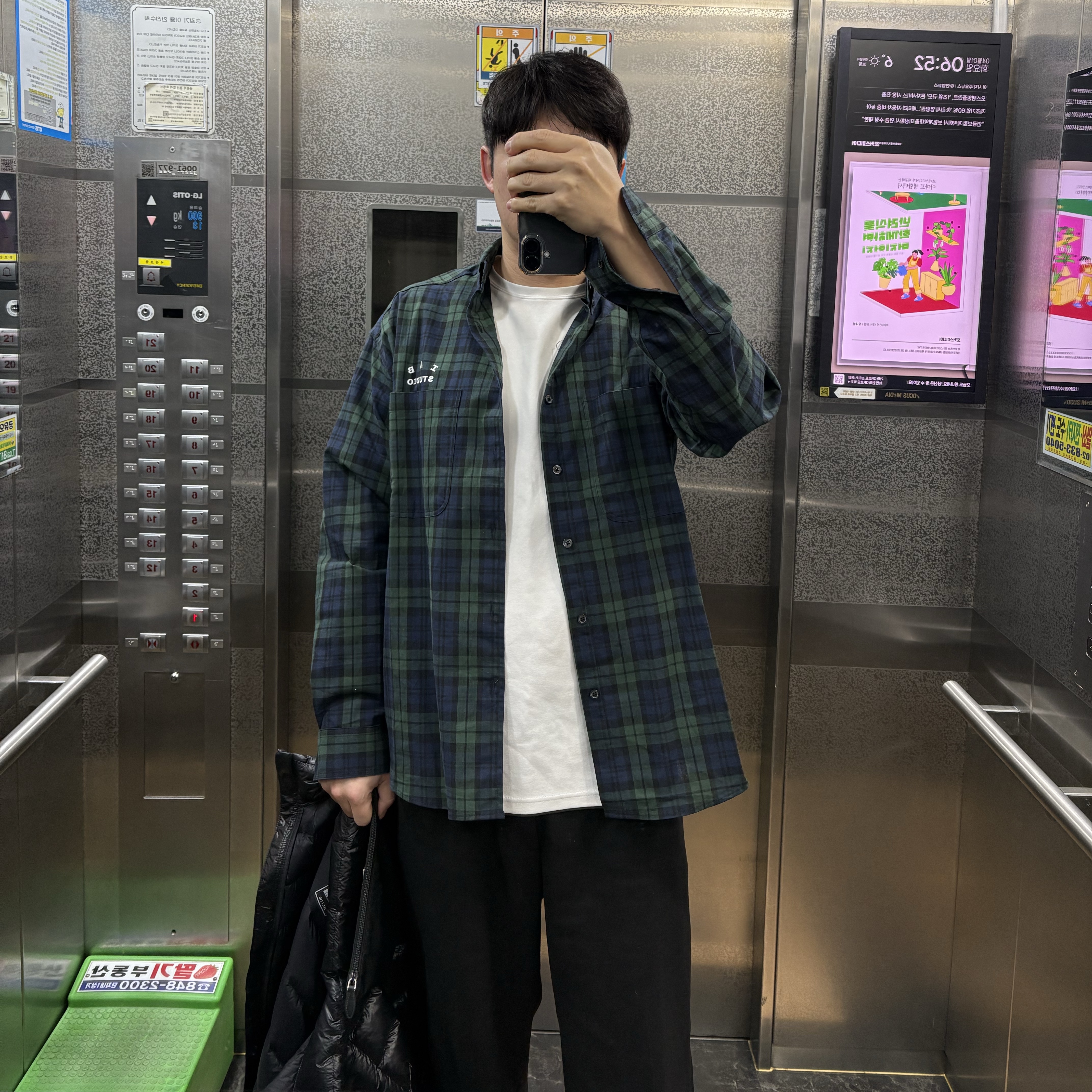 IAB Studio Blackwatch Tartan Shirt Blue Green 착용 스타일