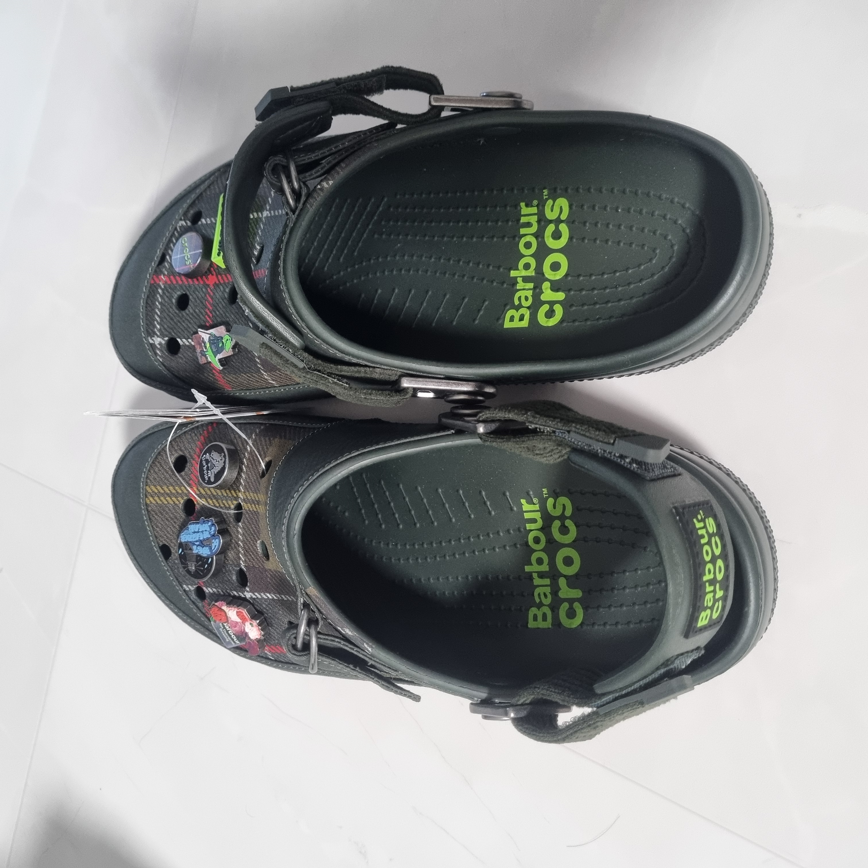 Crocs x Barbour Classic Clog Kelp 착용 스타일 - 2