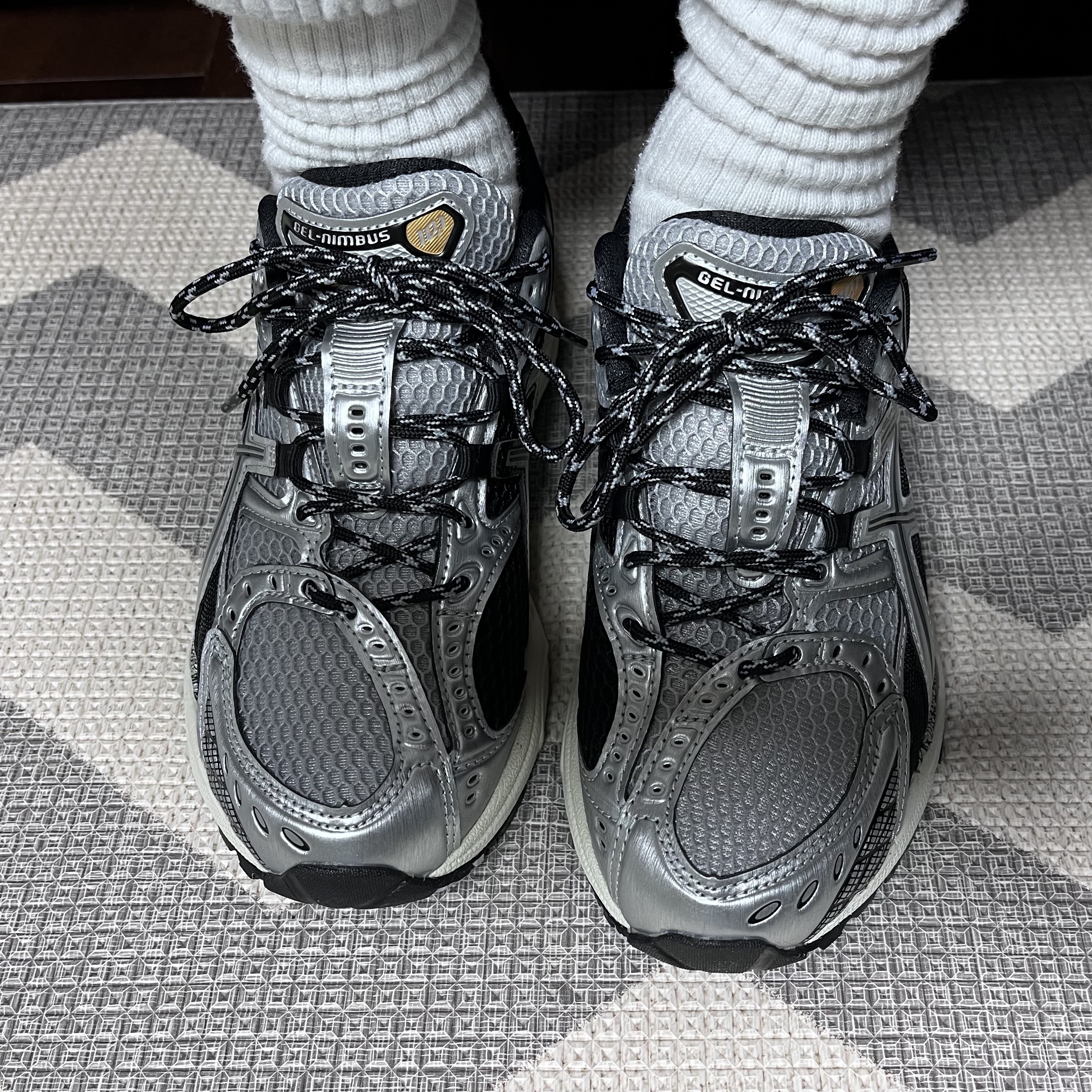 Asics Gel-Nimbus 10.1 Piedmont Grey Pure Silver 착용 스타일 - 2