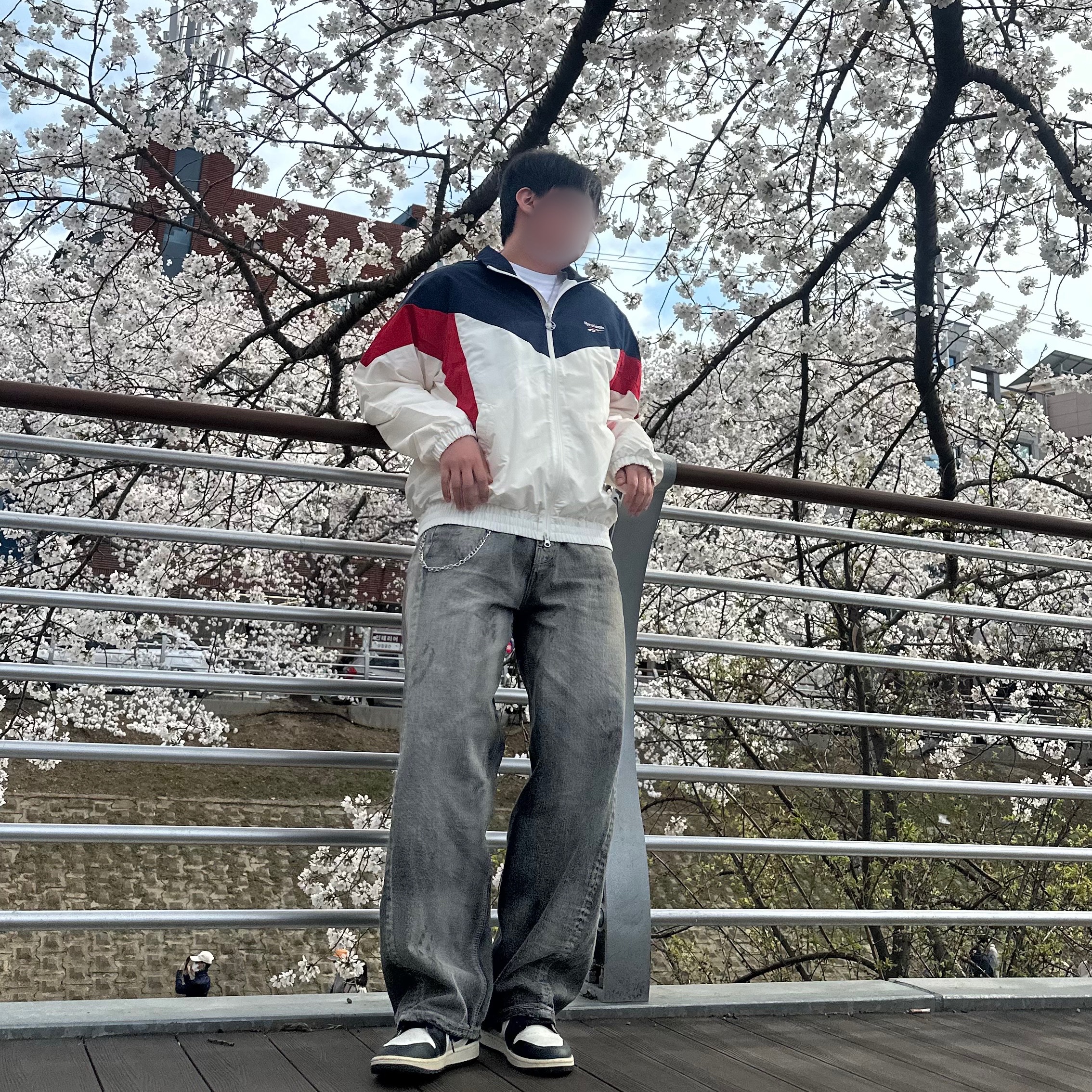 Reebok Heritage Windbreaker White:Navy, (W) Jordan 1 Mid Black Gym Red 착용 스타일 - 1