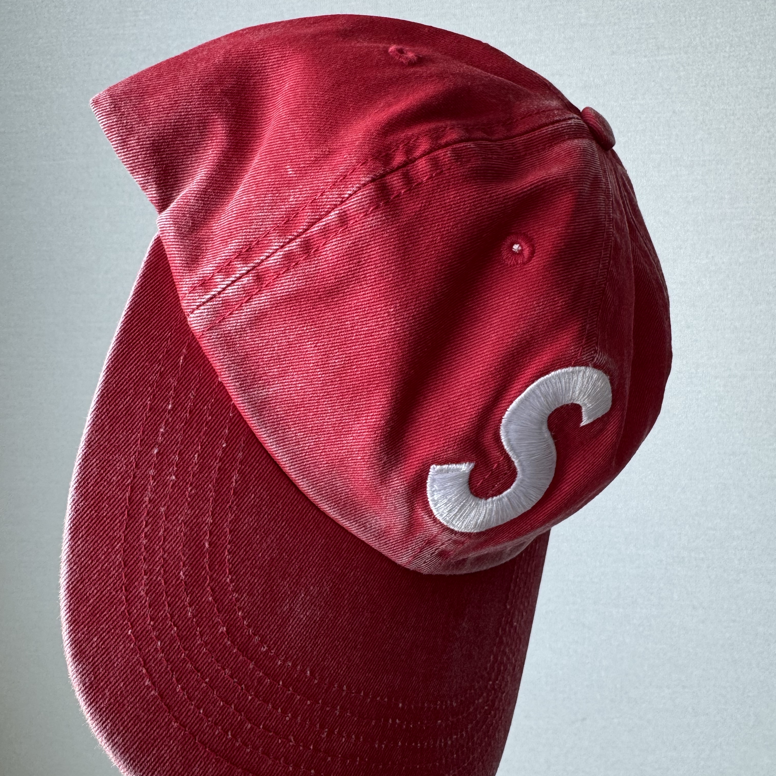Supreme Pigment Coated S Logo 6-Panel Red - 25SS 착용 스타일 - 3