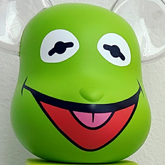 Bearbrick The Muppets Kermit The Frog 100% & 400% Set, Bearbrick The Muppets Miss Piggy 100% & 400% Set 착용 스타일 - 1
