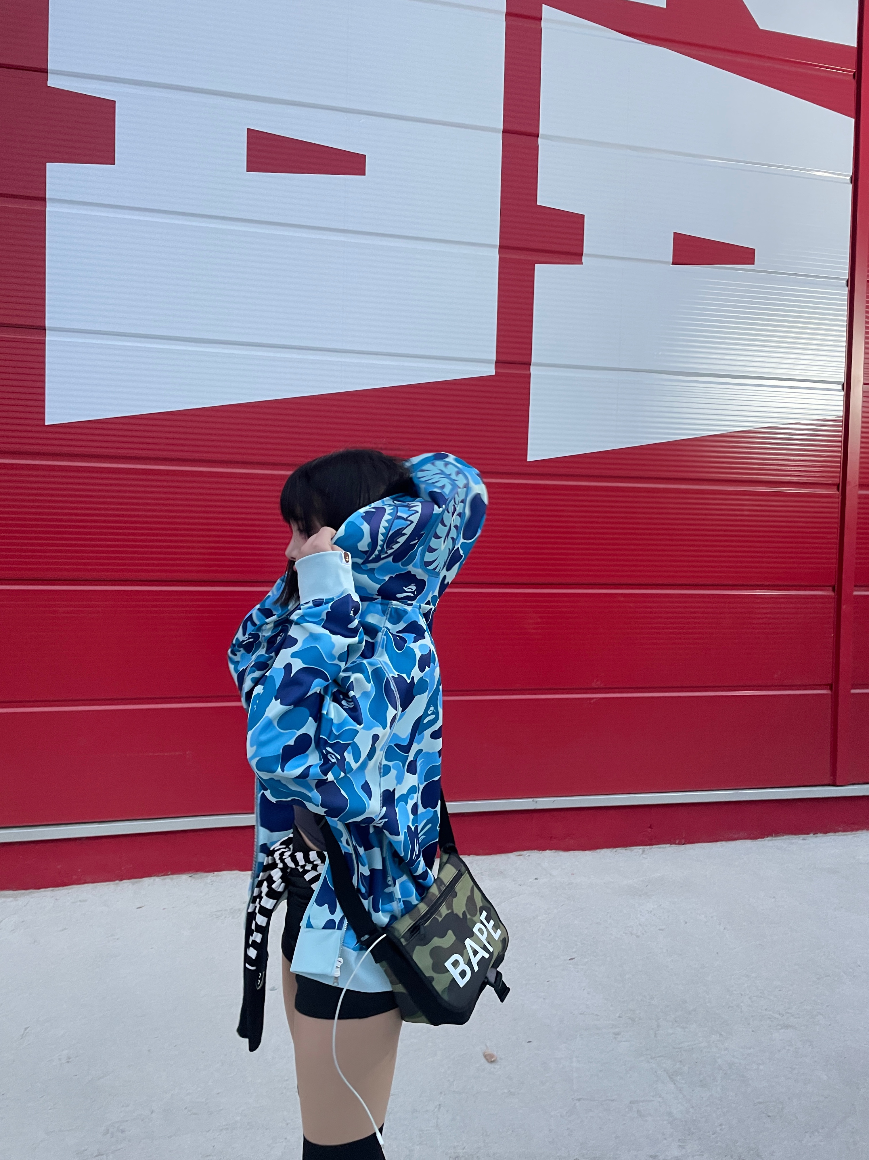 BAPE ABC Camo Rayon Relaxed Fit Shark Full Zip Hoodie Blue 착용 스타일 - 2