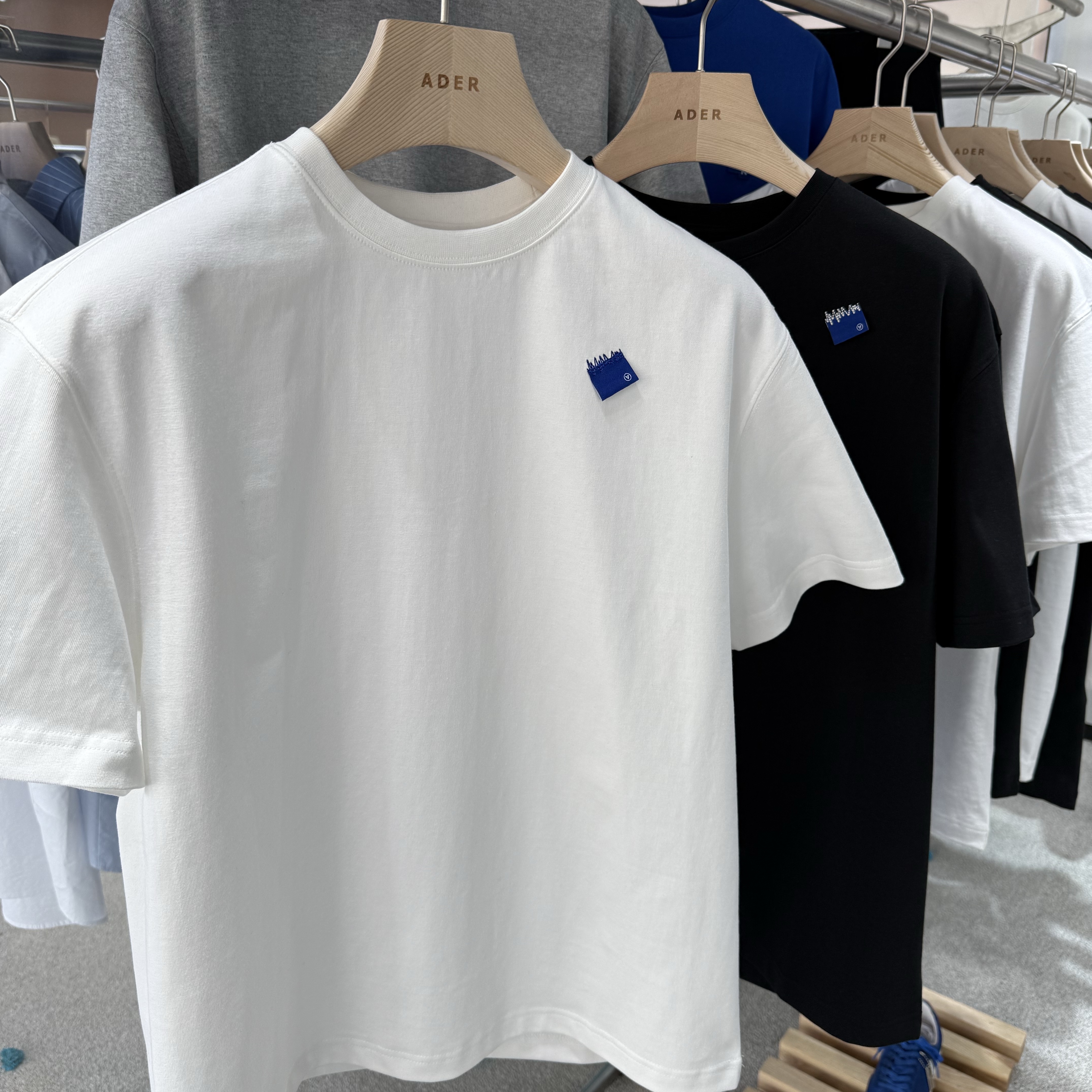 Ader Error Sig; BL Tag T-Shirt Exclusive 01 Noir, Ader Error Sig; BL Tag T-Shirt Exclusive 01 Off White 착용 스타일