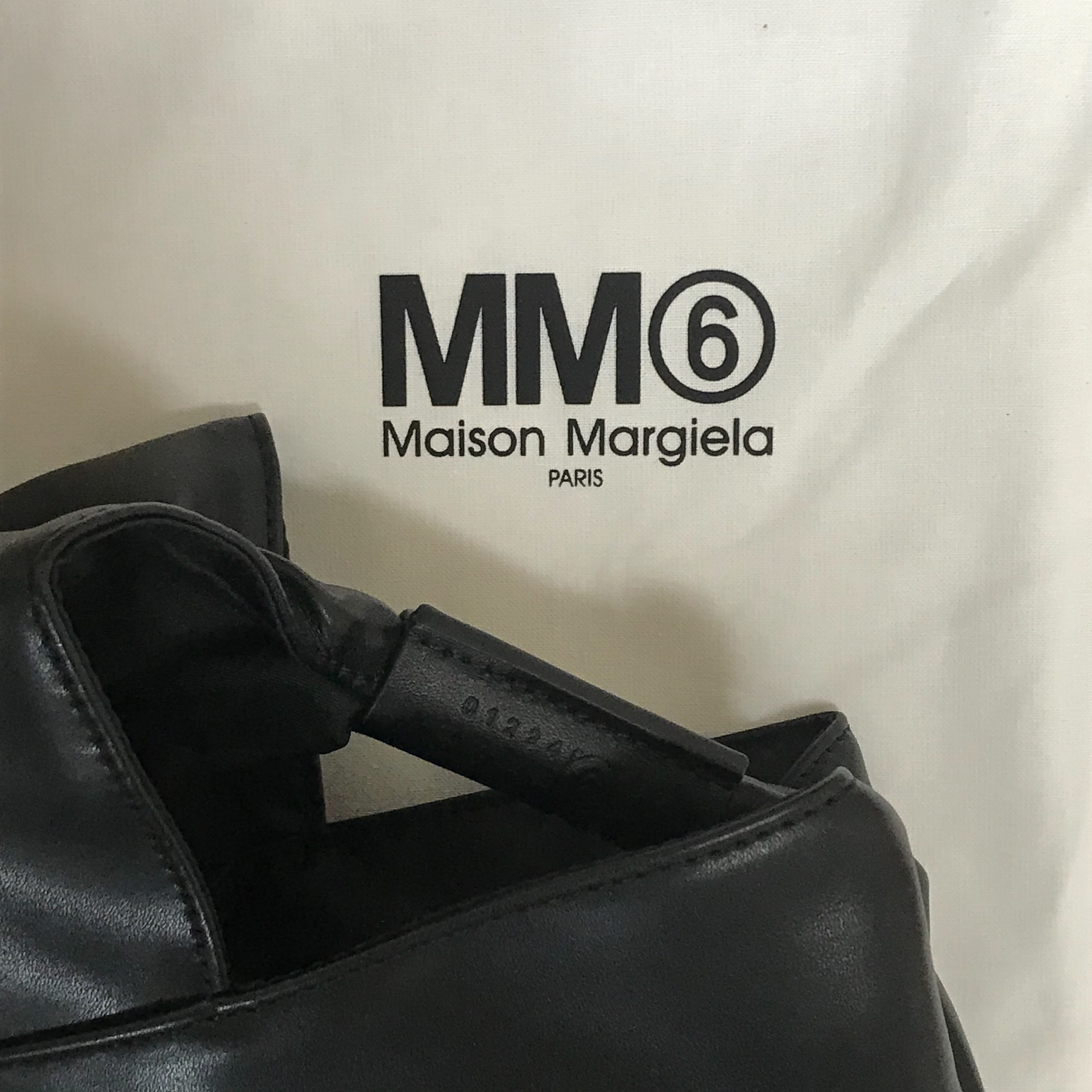 MM6 Maison Margiela Japanese Classic Crossbody Bag Black 착용 스타일