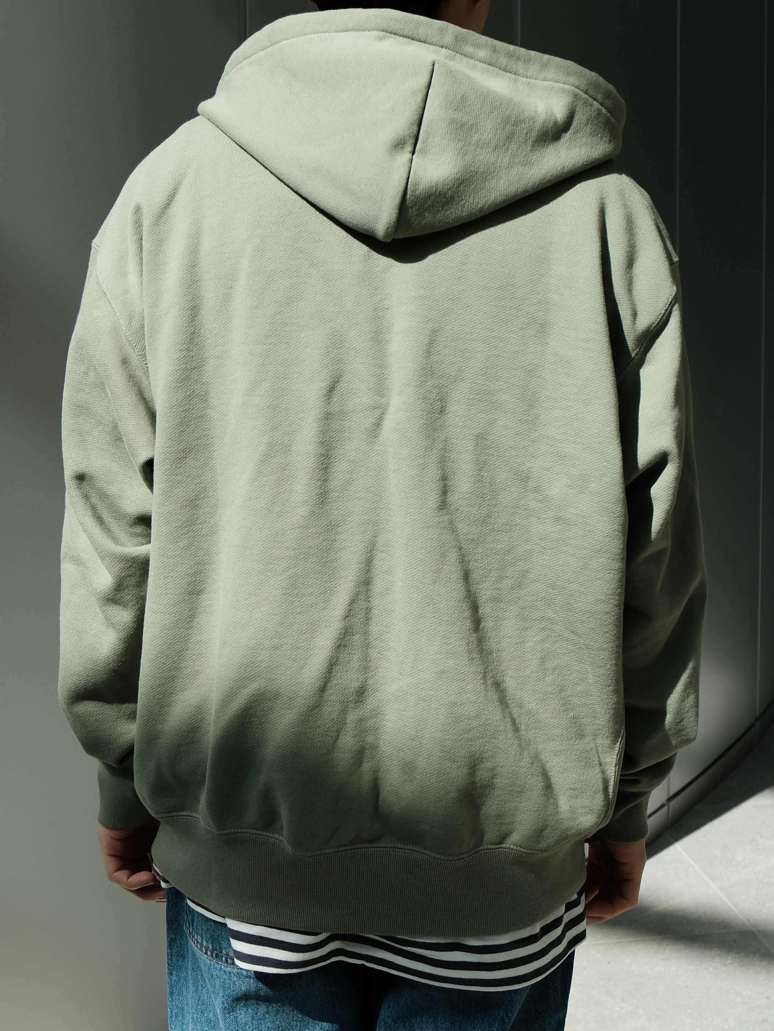Uniqlo x JW Anderson Straight Jean Blue - KR, Uniqlo x JW Anderson Sweat Oversized Full Zip Parka Green - KR 착용 스타일 - 6
