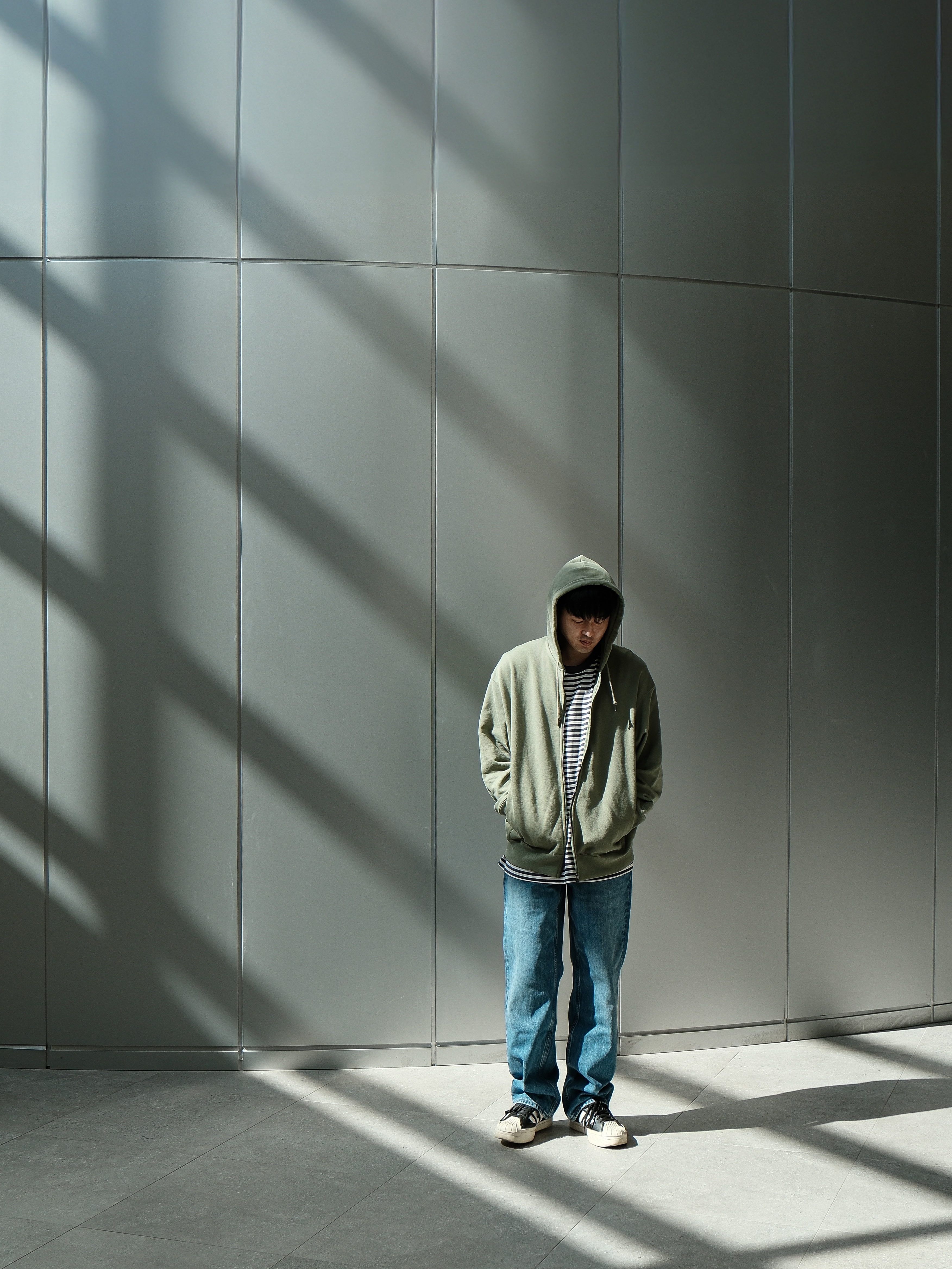 Uniqlo x JW Anderson Straight Jean Blue - KR, Uniqlo x JW Anderson Sweat Oversized Full Zip Parka Green - KR 착용 스타일 - 7